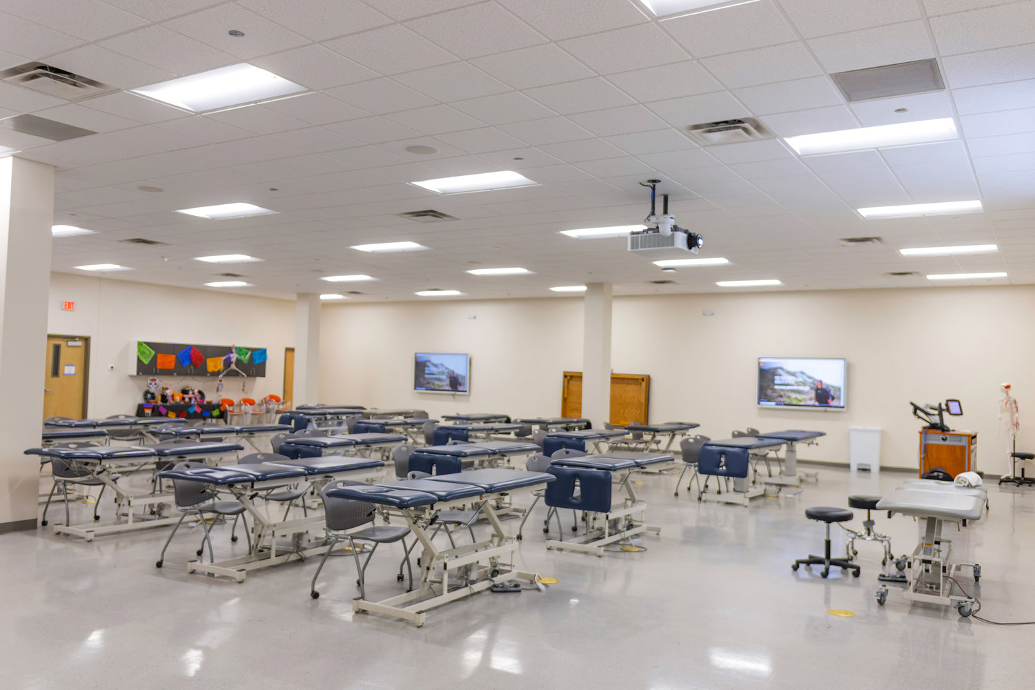 The Life Sciences’ divisible rooms at UTEP had to function as active learning spaces and practical labs, as well as provide remote learning capabilities.