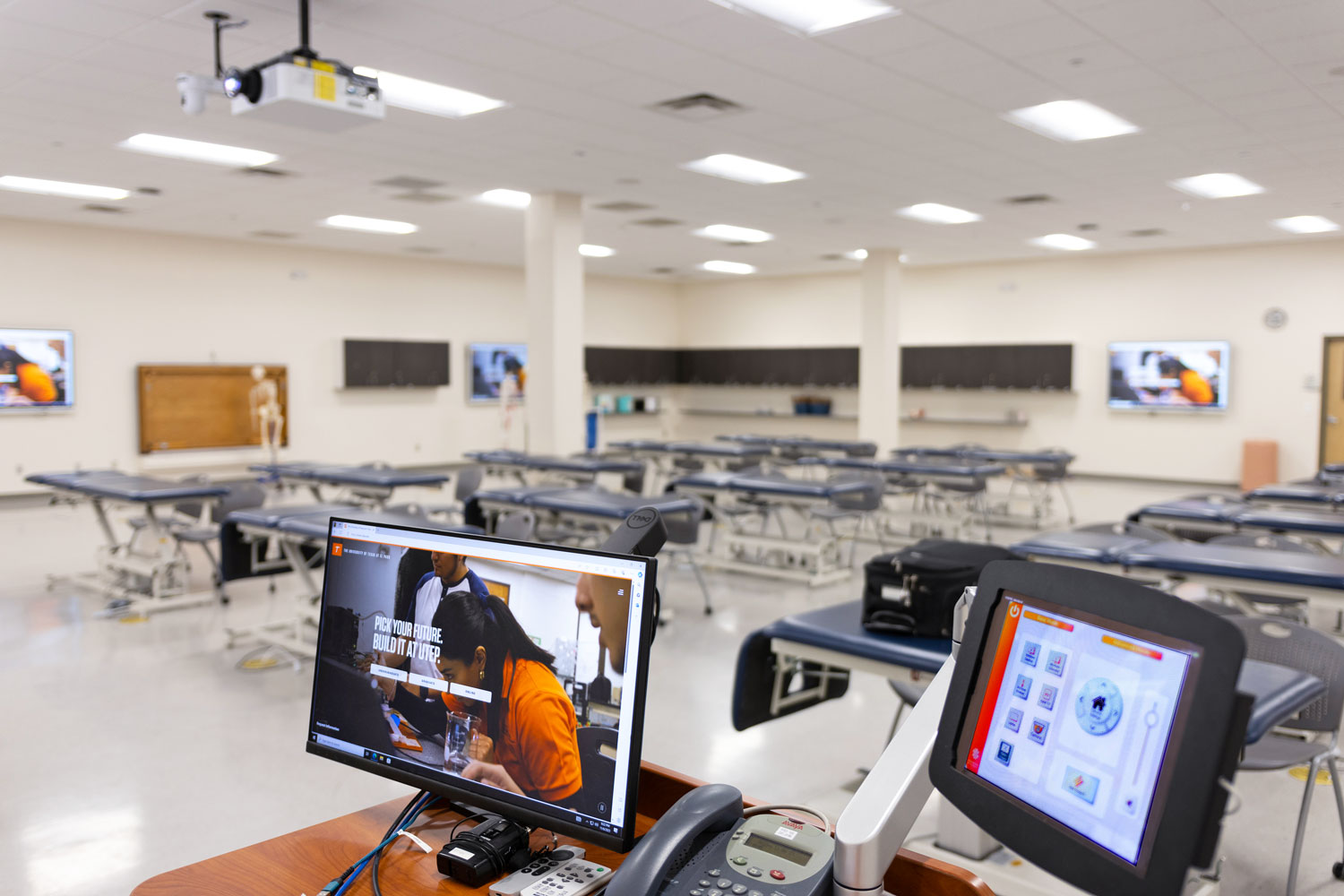 The Extron NAV system is deployed as a high-performance AV matrix solution, regardless of the room arrangement. NAV combines the flexibility of an IP‑based system with virtual video and audio switching.