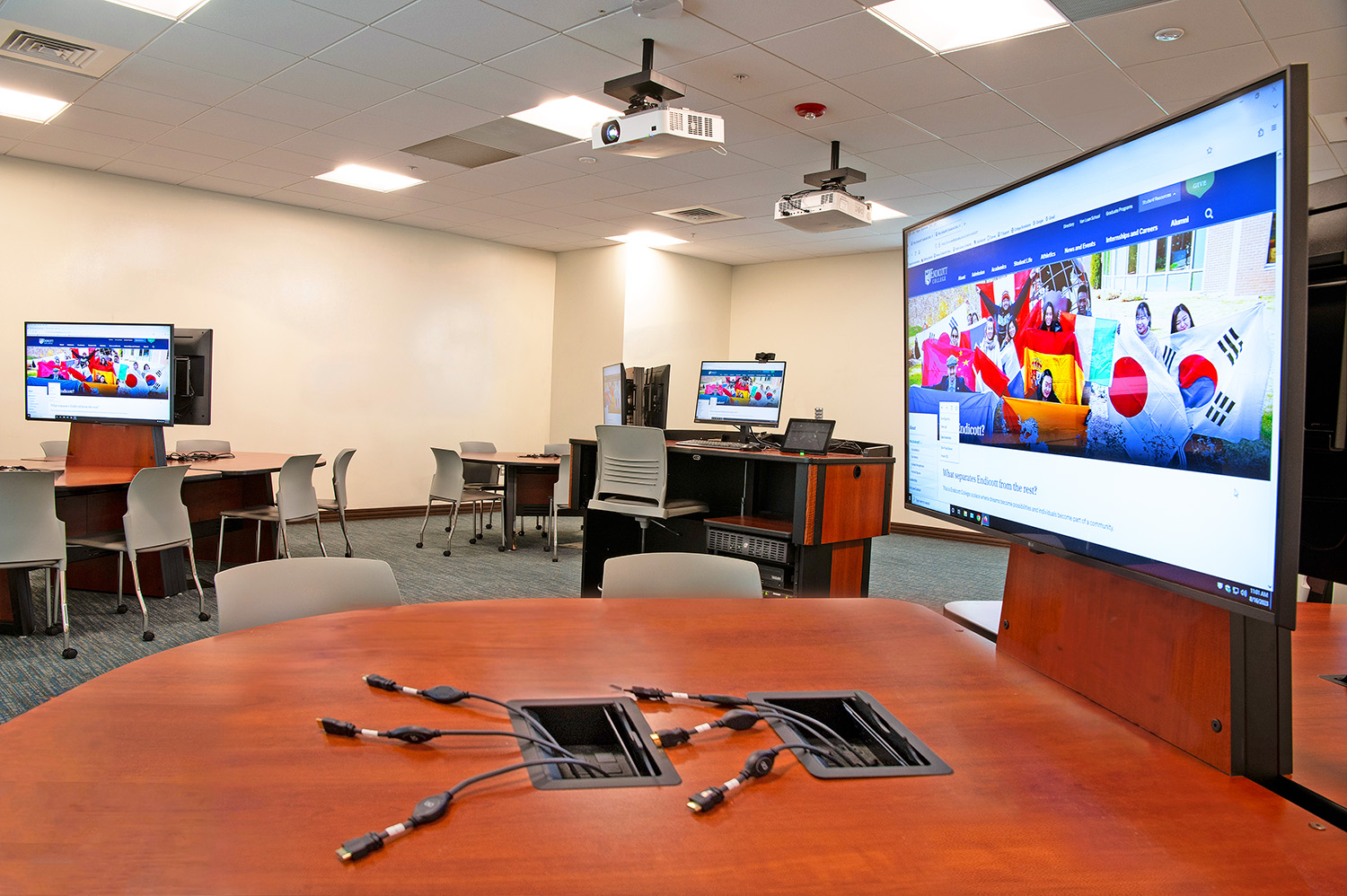 Each team station includes an Extron Cable Cubby® enclosure with multiple Show Me® and HDMI cables, network jacks, and power outlets for easy AV connectivity of multiple personal devices.