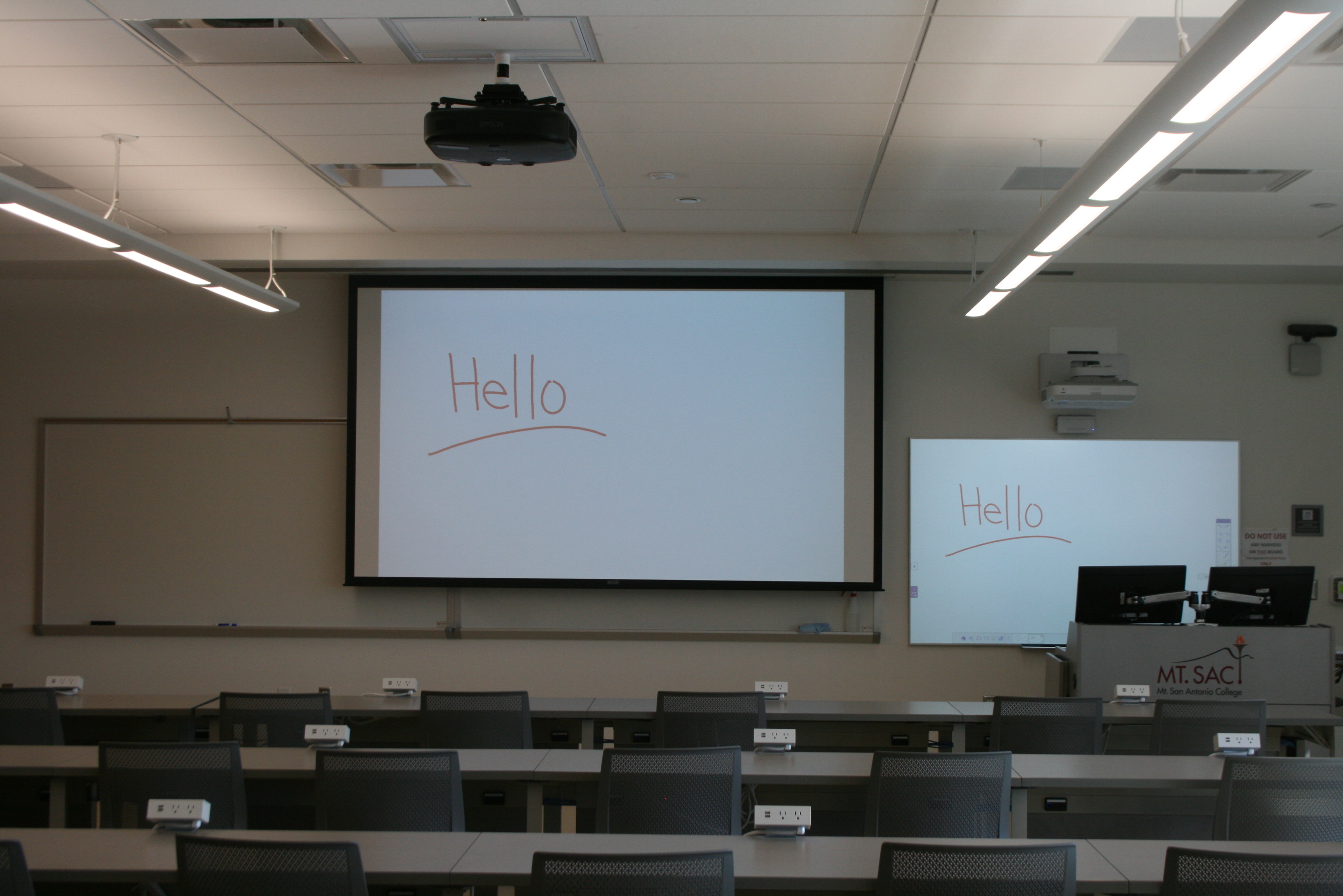 Classroom with the Extron Annotator 300 and connected touch display placed at the lectern