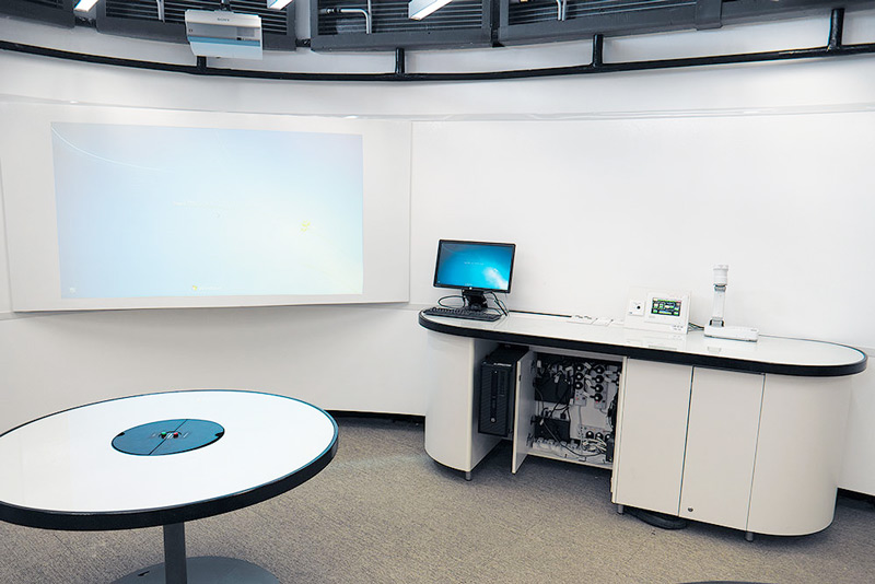 Student table, teacher console, and projection system