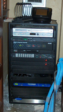 The Extron DVS 204, TPX 88 A, and TP T 15HD AV (behind a blank plate) are rack-mounted in the equipment closet behind the judge.