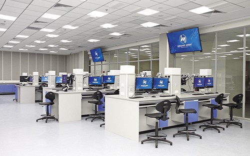 Extron 的 AV 切换、流传输和音响系统促进了越南大学的实验室研究