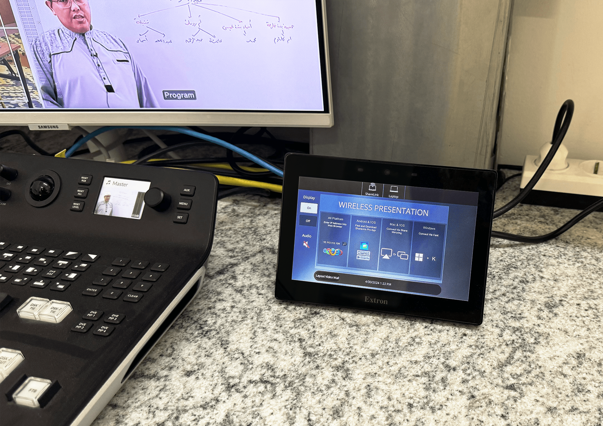 Un écran tactile TLP Pro Extron avec une interface entièrement personnalisée fournit un contrôle intuitif et centralisé du système audiovisuel.