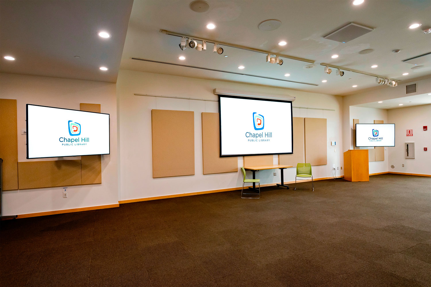 The open environment of the larger meeting rooms enables tables and chairs to be arranged to suit a wide variety of events and activities.