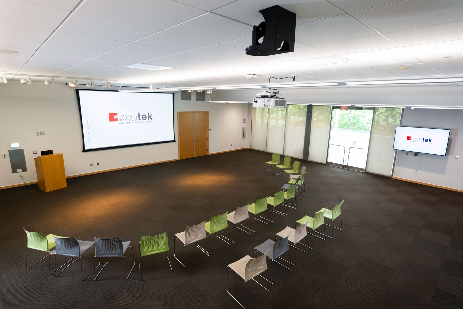 La bibliothèque publique de Chapel Hill dispose de quatre salles de réunion accessibles au public sur une surface de 7 430 m².