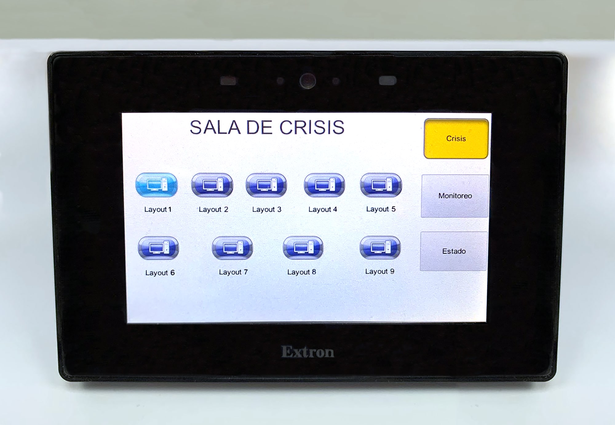 Dans la salle de gestion des crises, un opérateur effectue une sélection parmi neuf presets de disposition de fenêtres en utilisant l'écran tactile TouchLink Pro Extron placé sur le bureau.