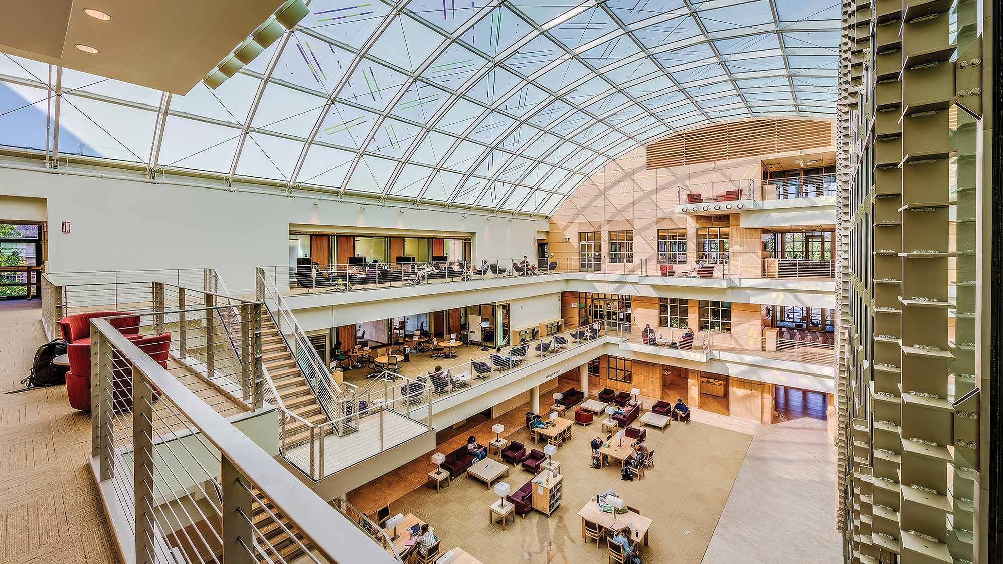 La Chalmers Library sirve como nexo para la investigación de pregrado, el asesoramiento académico y profesional, y la relajación, haciéndola un destino del campus para el estudio y la conexión.