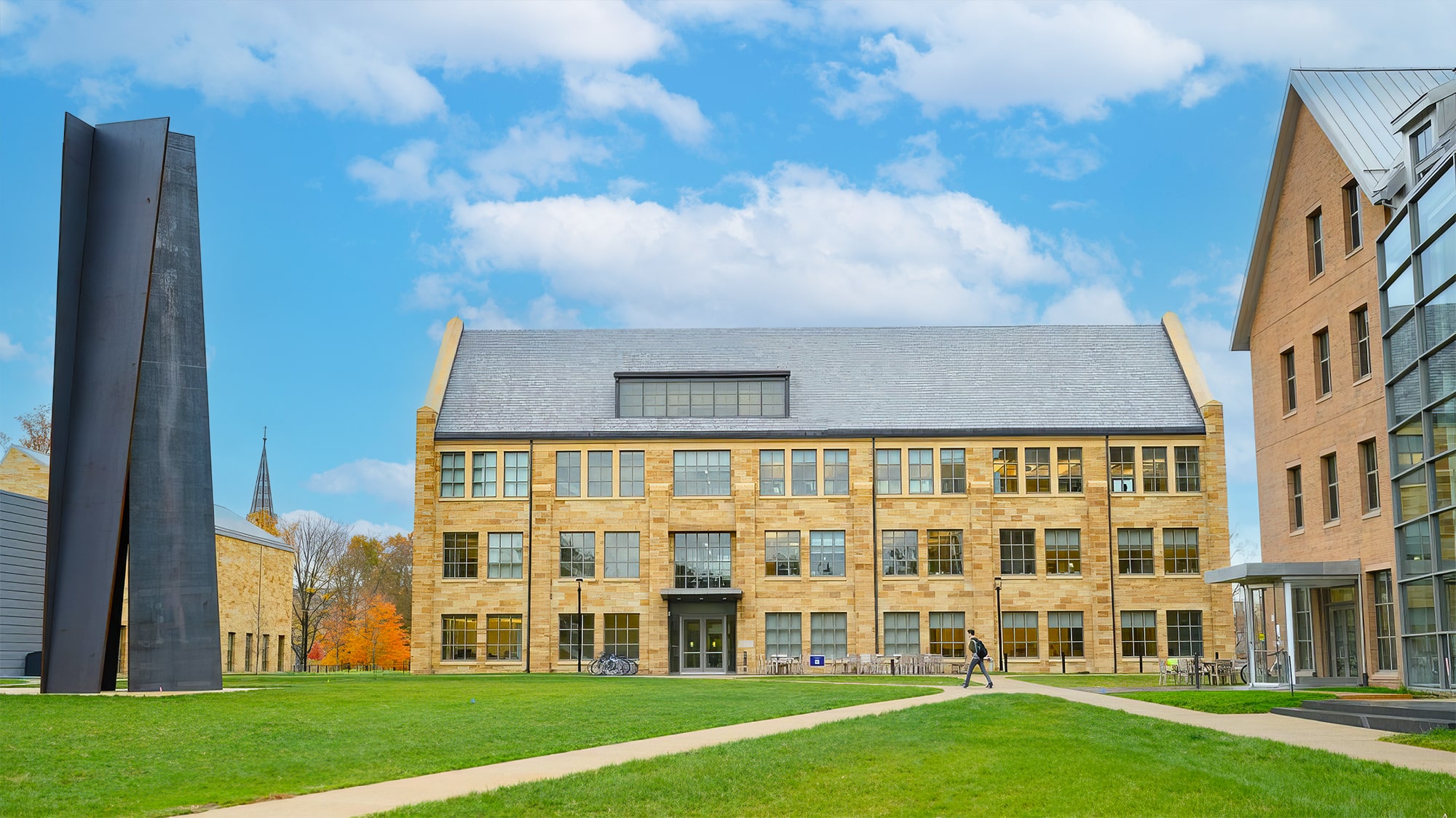 El West Quad del Kenyon College está formado por tres edificios de múltiples plantas: Oden Hall, Lowell House y Chalmers Library, en la portada de este caso de éxito.