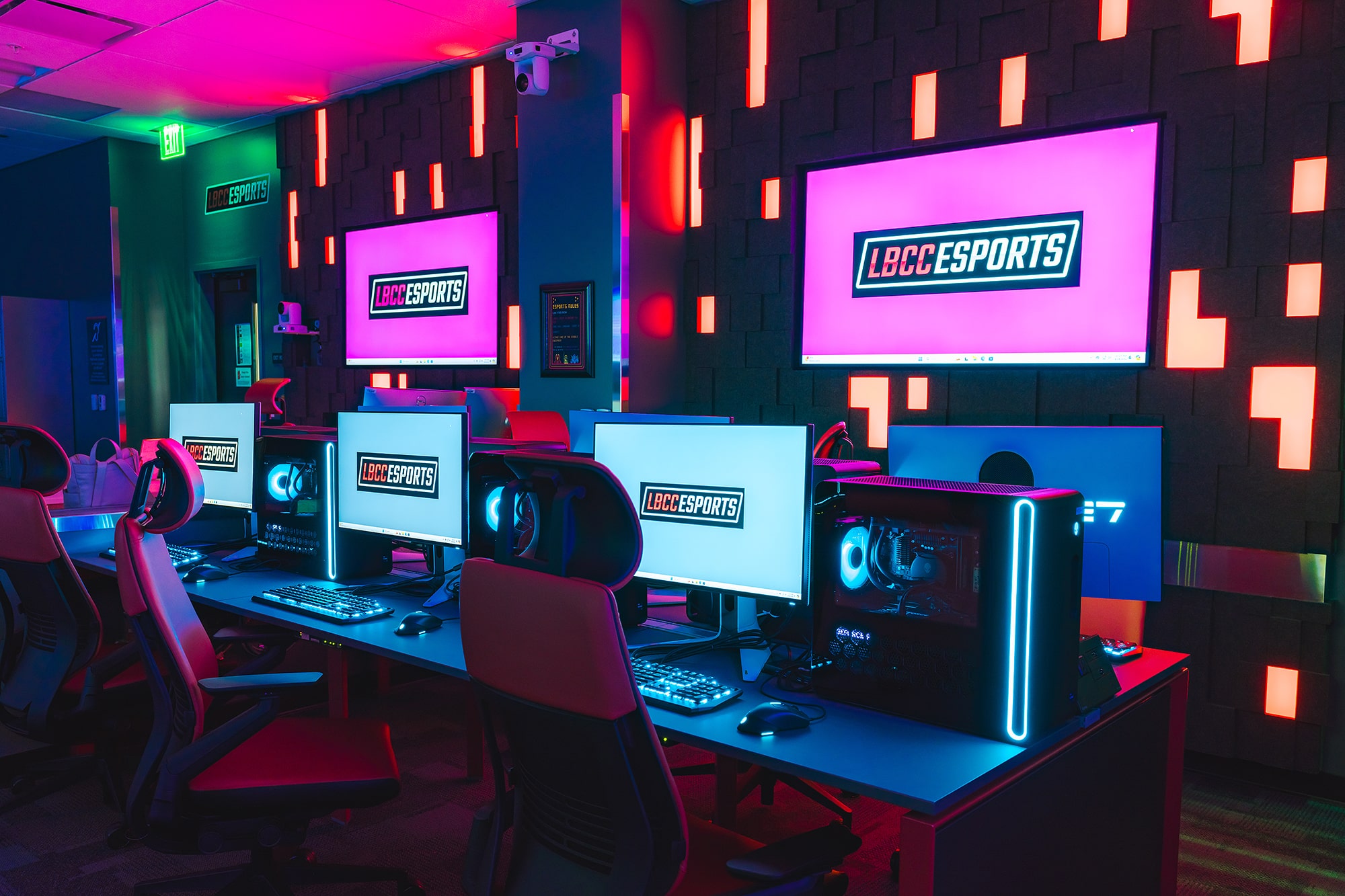 Ayant déjà remporté des championnats, le programme e‑sport du Long Beach City College inclut des équipes spécialistes des ligues League of Legends, Valorant, Rainbow Six Siege, et Rocket League dans sa première installation e‑sport située dans le bâtiment M du Liberal Arts Campus. Extron est présent pour fournir la technologie audiovisuelle qui immerge les supporters et les joueurs dans l'action.
