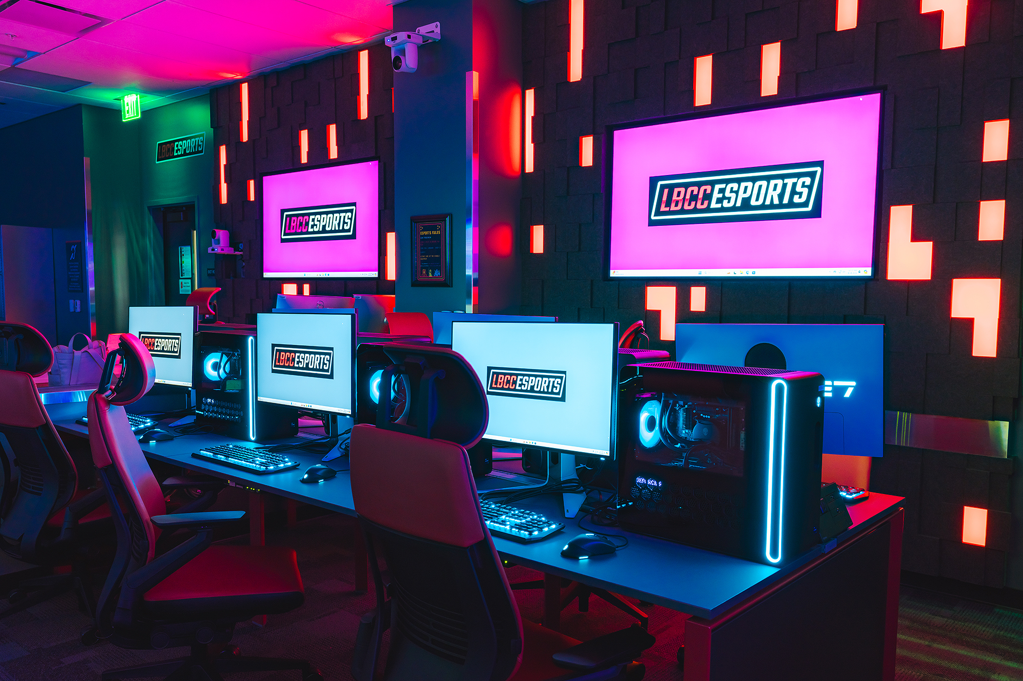 Long Beach City College’s championship-winning esports program fields teams specializing in League of Legends, Valorant, Rainbow Six Siege, and Rocket League from its premier esports facility in Building M on the Liberal Arts campus. Extron is there to provide the audiovisual technology that immerses fans and players in the action.