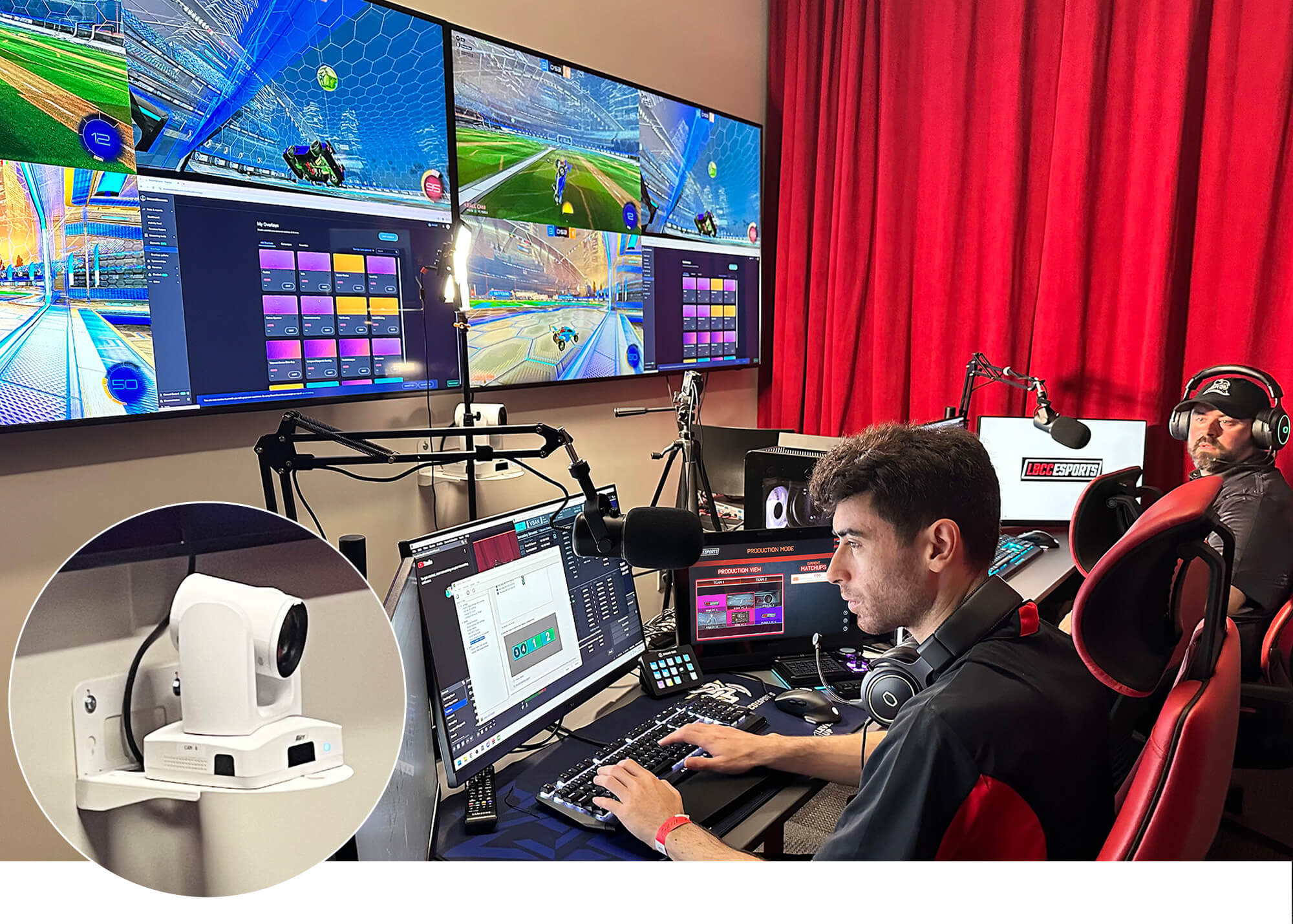 La cabine des casters comprend deux microphones pour les annonces, une caméra PTZ de suivi, un écran tactile pour le contrôle du système audiovisuel, et deux écrans plats 65”.
