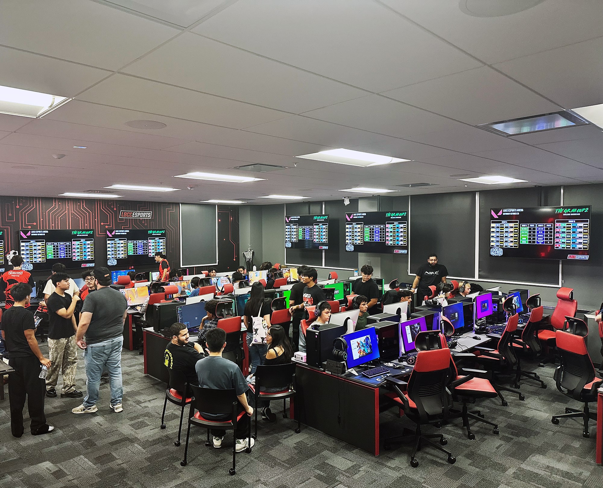La première compétition de ligue organisée dans la nouvelle installation e‑sport du LBCC a connu un énorme succès.