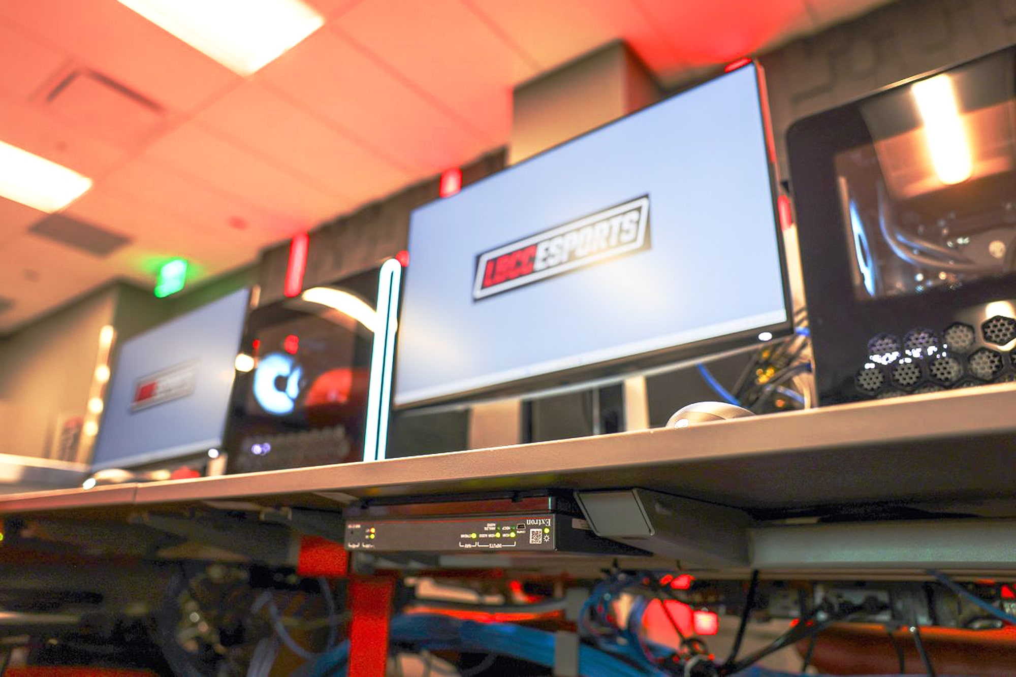 Les encodeurs NAV sont placés sous la table de chaque station de jeu pour envoyer du contenu sur le réseau AV sur IP.