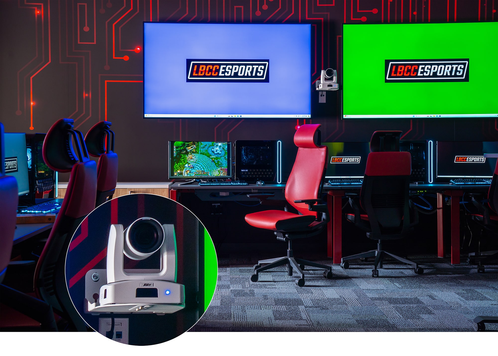 L'une des cinq caméras PTZ de suivi qui capturent les images des joueurs dans l'espace de jeu.