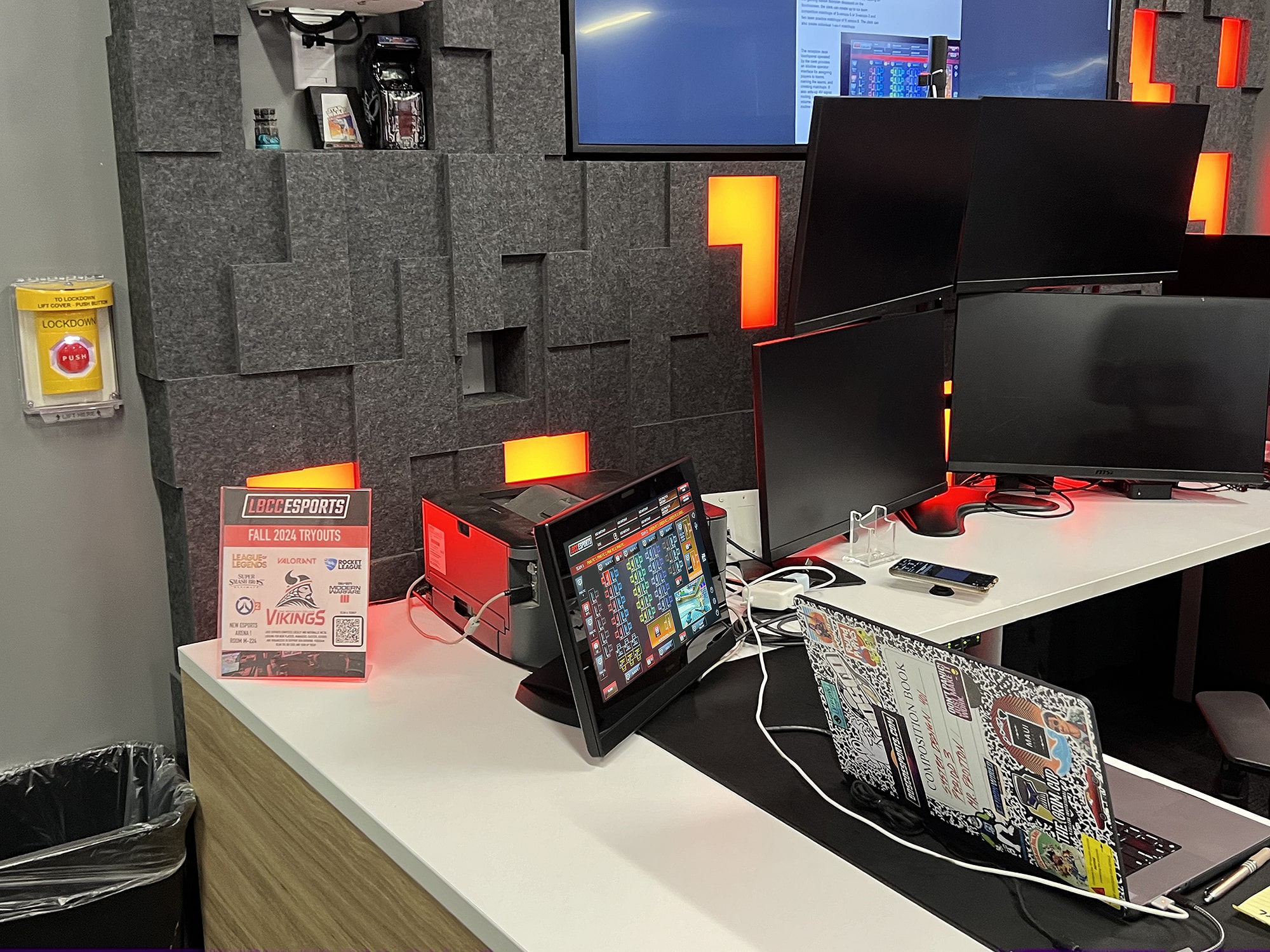 Le bureau de réception est le premier point de contact dans l'installation e‑sport.
