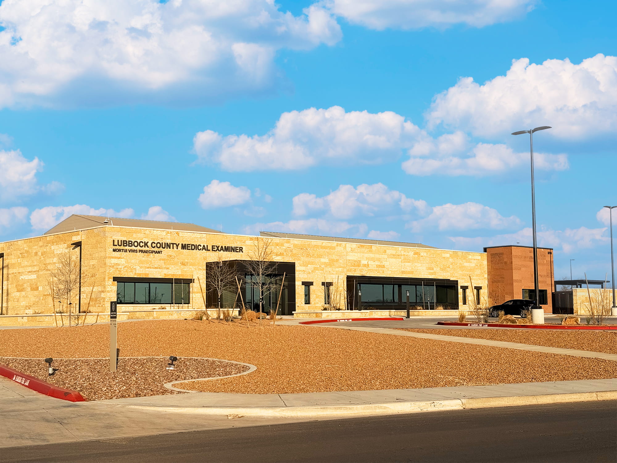 Le nouvel institut médico-légal du comté de Lubbock est implanté sur un campus moderne de l'ouest du Texas. Conçu pour la pratique clinique, le bâtiment dispose de zones de circulation dégagées et d'équipements audiovisuels performants dans tous les espaces médico-légaux et de formation. 