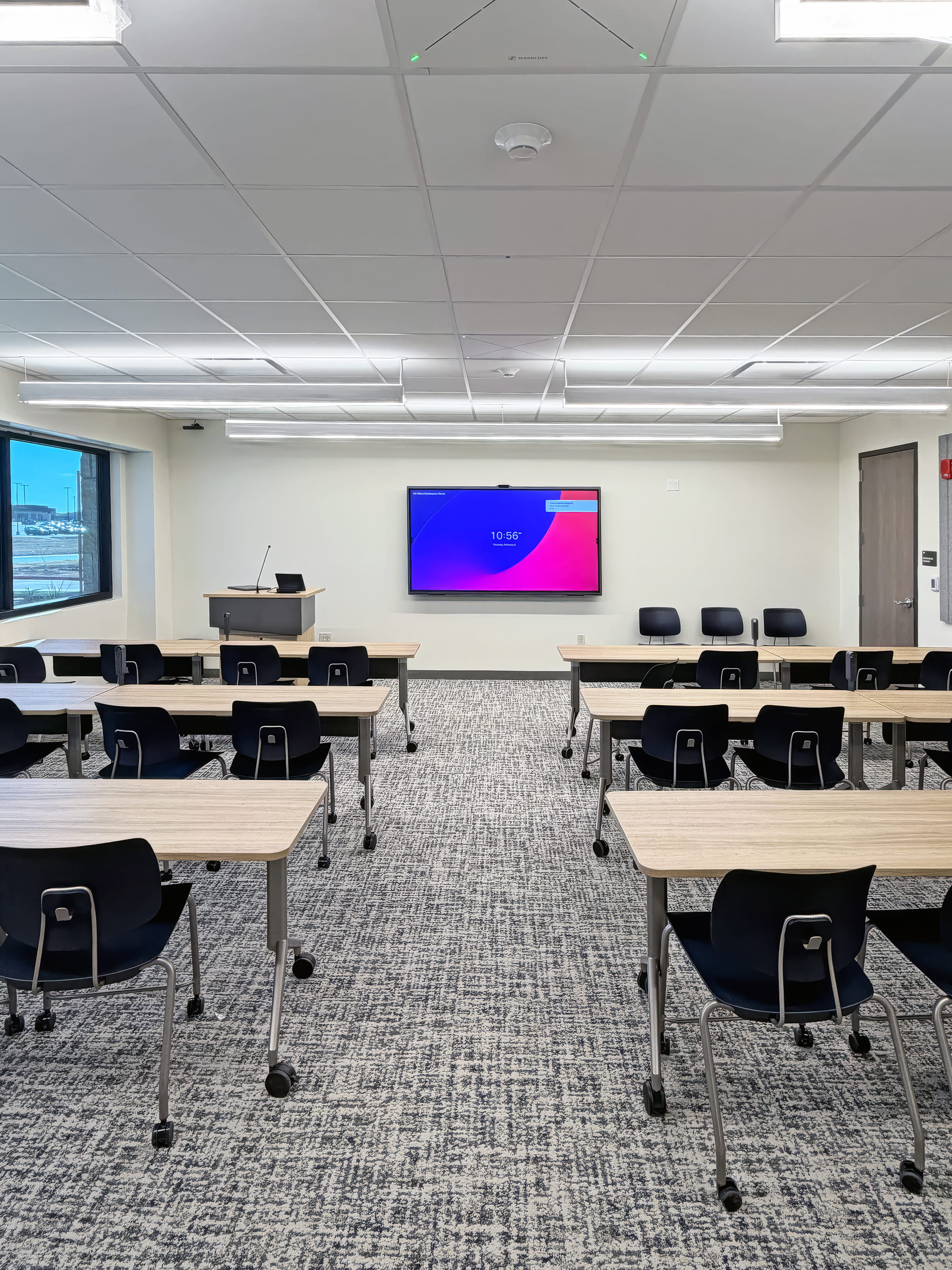 La salle de formation fournit des entrées locales, un partage sans fil, et une retransmission optimale des autopsies via la connexion audiovisuelle. Le personnel utilise cette salle pour les cours, les analyses, et les échanges en temps réel avec la salle d'autopsie.