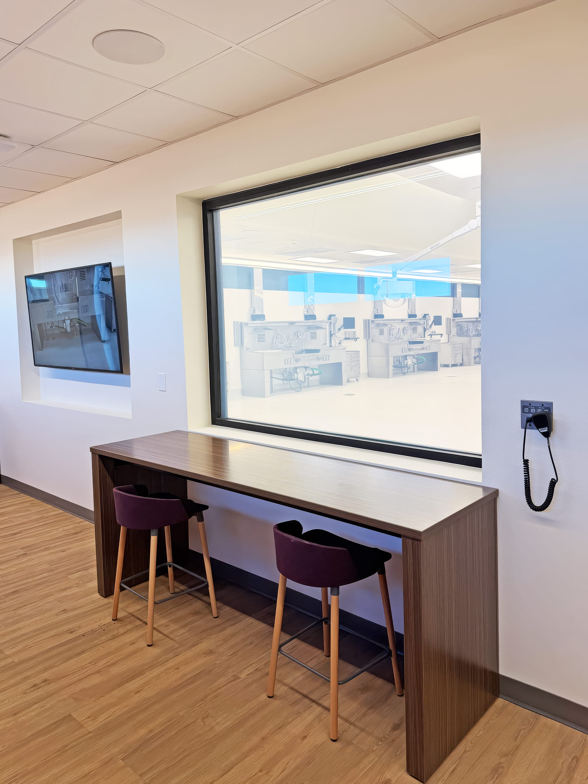 La salle d'observation offre un espace silencieux aux personnes présentes. La fenêtre permet d'observer distinctement les procédures se déroulant dans la salle d'autopsie.