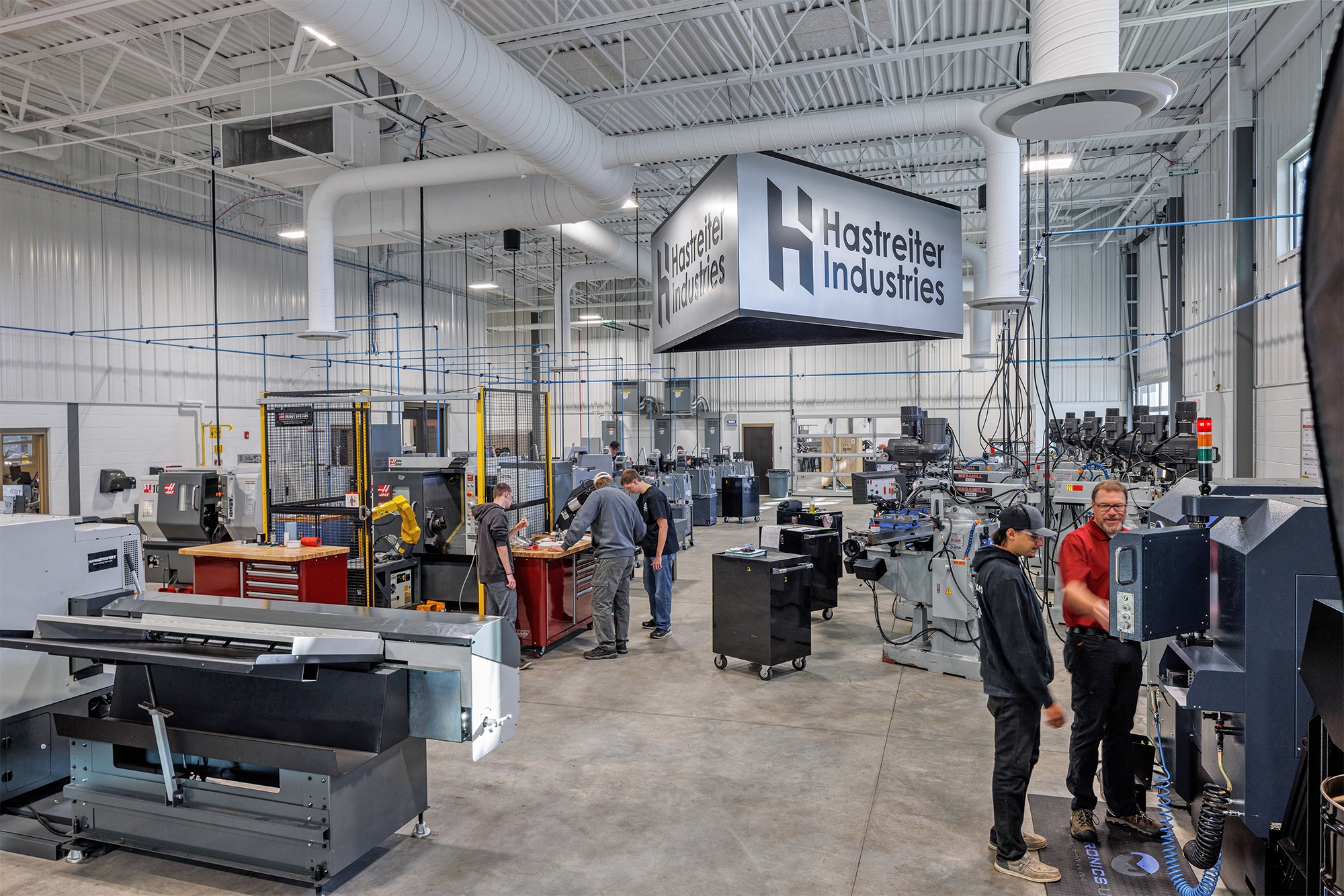 Le centre Advanced Manufacturing, Engineering Technology, and Apprenticeship (AMETA™) du Mid-State Technical College, dans le Wisconsin, prépare la nouvelle génération de travailleurs des secteurs de l'industrie et de la construction du Wisconsin afin de répondre à la demande croissante de techniciens qualifiés et d'ouvriers du bâtiment. Les écrans de réservation TLS Extron, connectés à la plateforme de réservation 25Live de l'établissement, indiquent aux étudiants quand et où se déroulent les cours.