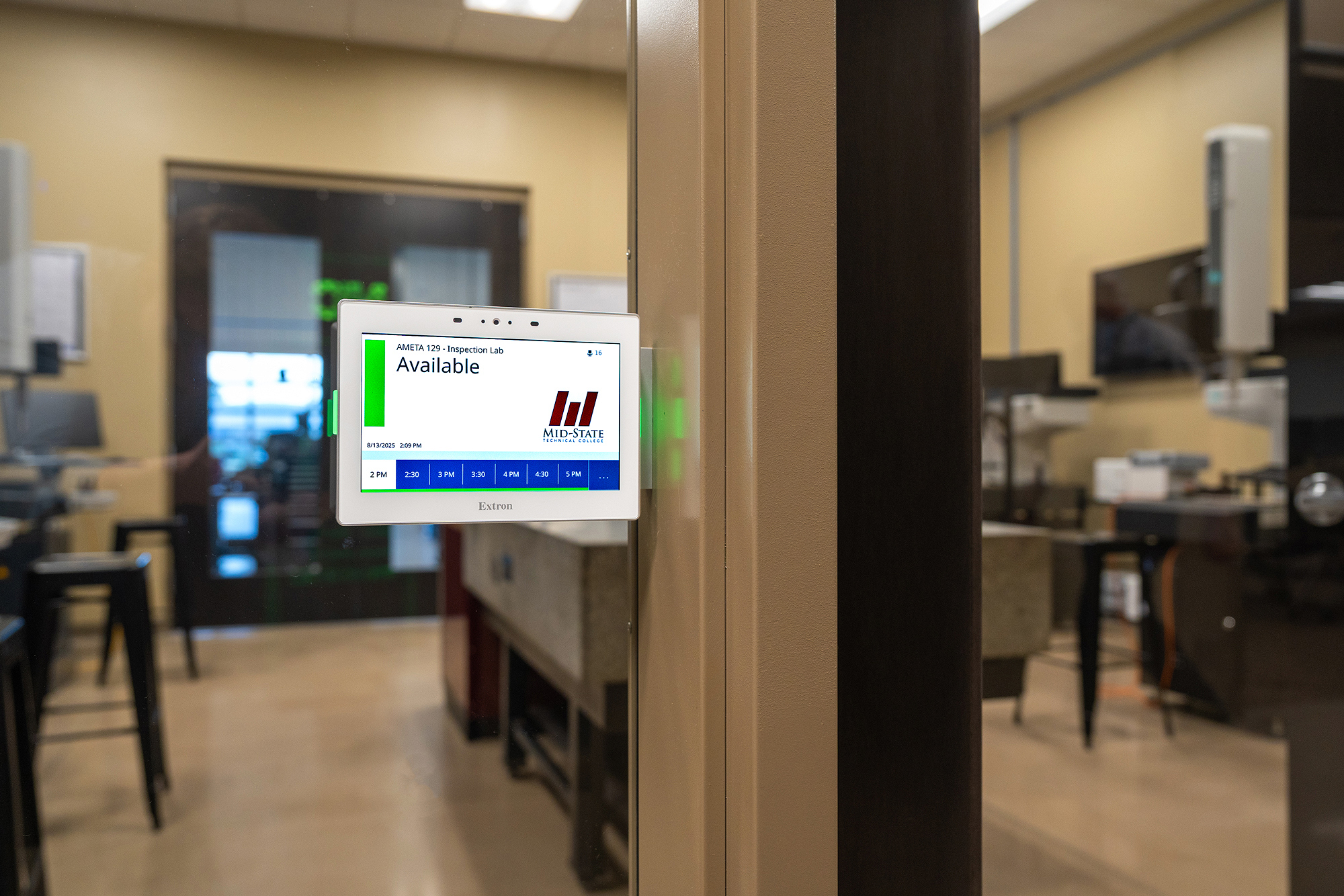 Le Mid-State Technical College dispose exclusivement d'écrans de réservation muraux TouchLink TLS aux entrées de ses salles de classe, de ses laboratoires, et de ses salles de réunion. Toutes les salles peuvent être réservées de manière centralisée via 25Live. Les écrans de réservation fonctionnent comme des clients de 25Live, affichant en temps réel des informations relatives à une réservation.