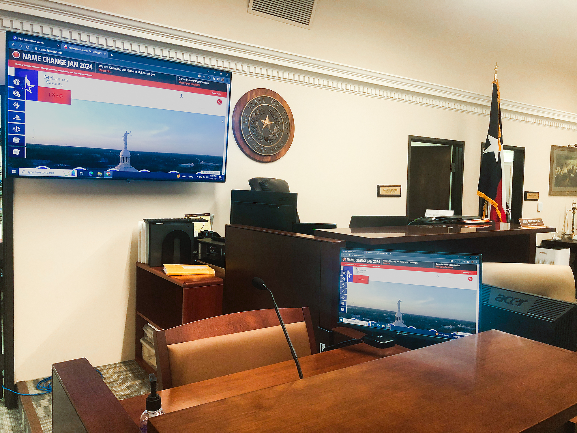 High-end monitors and displays controlled from the bench enable  presentation of evidence, exhibits, and multimedia content sent over the Extron NAV Pro AV over IP system.