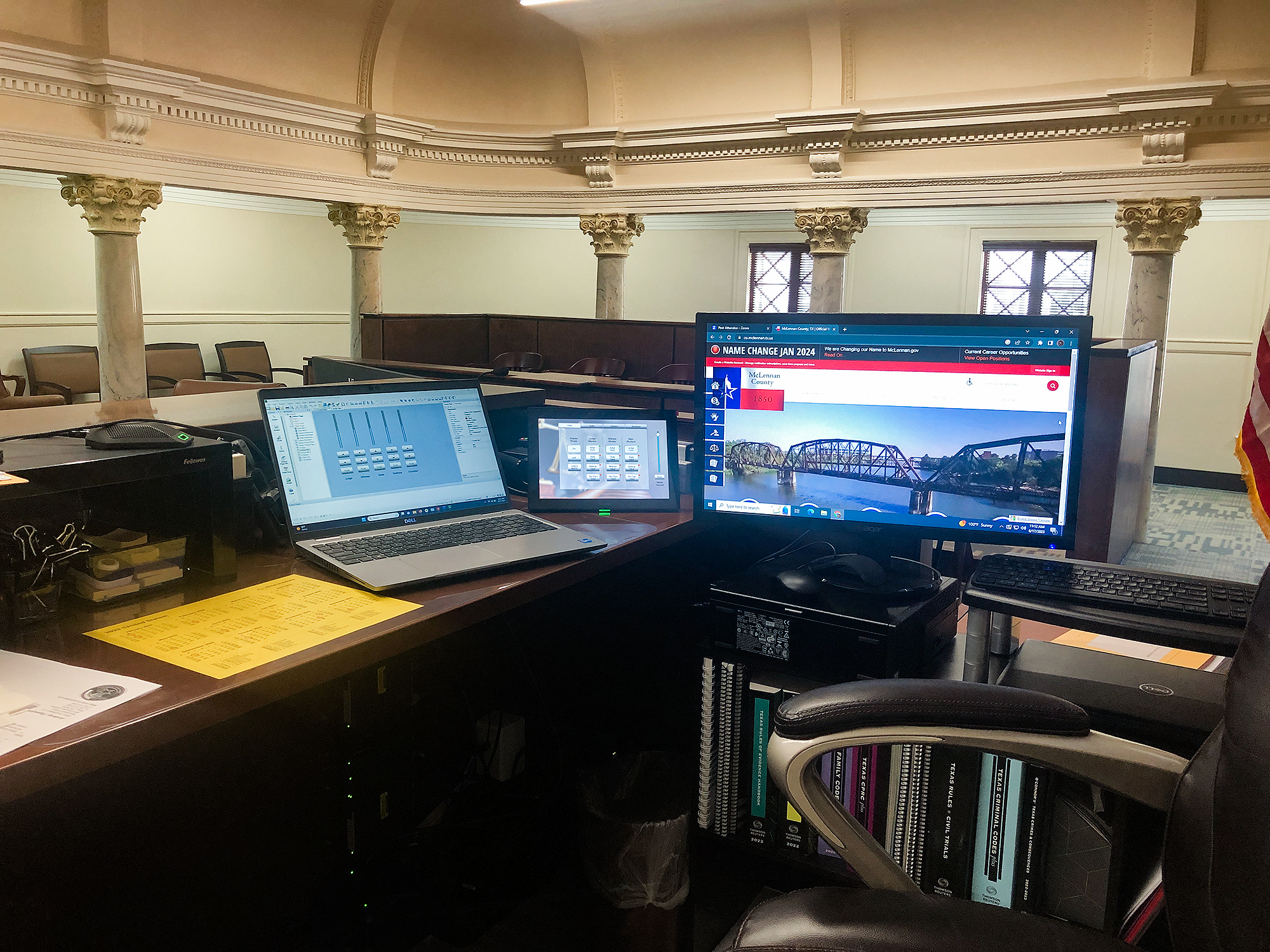 The judge previews content from any NAV endpoint on the bench monitor, vetting the material before it is presented to the jury. A NAV scaling decoder delivers content to the monitor, and selections are made on an Extron 10" TouchLink Pro touchpanel.