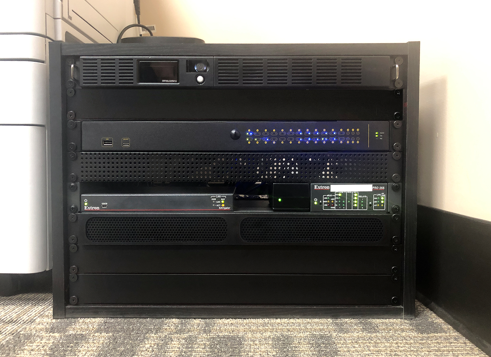 The compact sizes of the Extron NAVigator and IP Link Pro control processor allowed both units to fit easily into 1U of rack space.