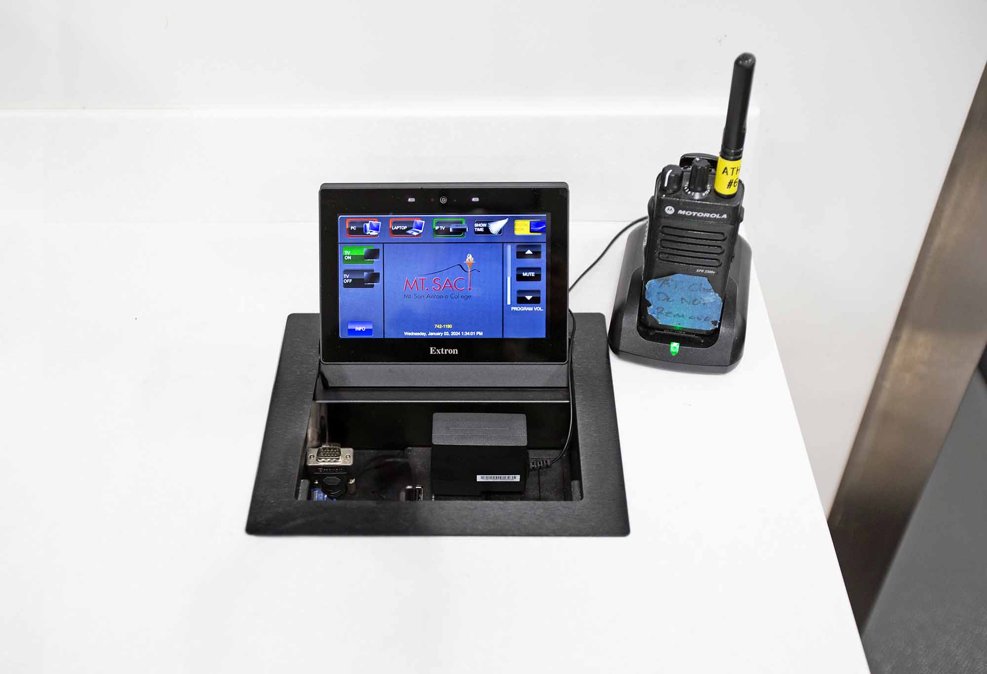 Parce qu'il existe une forte probabilité d'impact direct sur les écrans tactiles dans les vestiaires et le centre de remise en forme, le concepteur du système a choisi un modèle TouchLink Pro dans un boîtier Cable Cubby<sup>®</sup> et avec un écran tactile Corning<sup>®</sup> Gorilla Glass<sup>®</sup> inclinable et anti‑rayures.