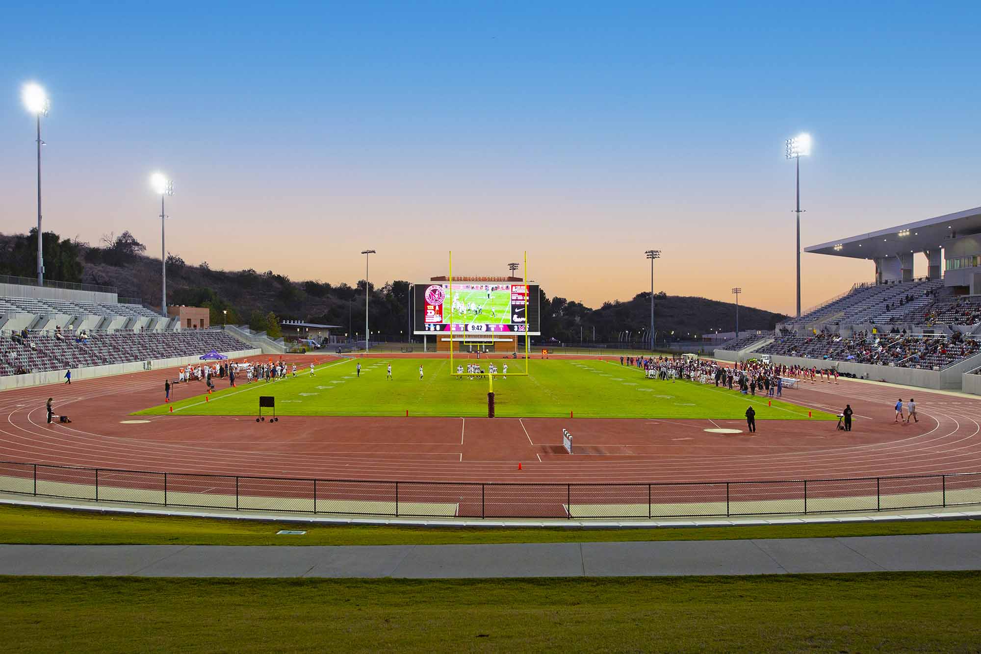 Le tableau d'affichage est clairement visible depuis les points les plus éloignés du stade.
