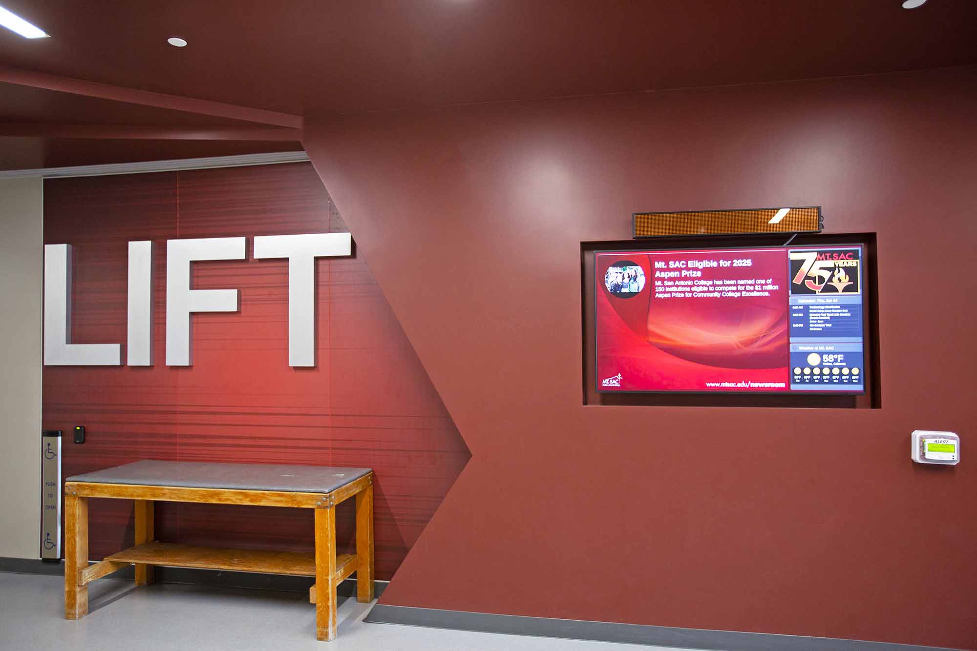 Le stade rénové et le nouveau complexe sportif adjacent du Mt. SAC incluent une signalétique numérique qui offre des informations sur le campus et les installations ainsi que des messages publicitaires concernant les prochains événements.
