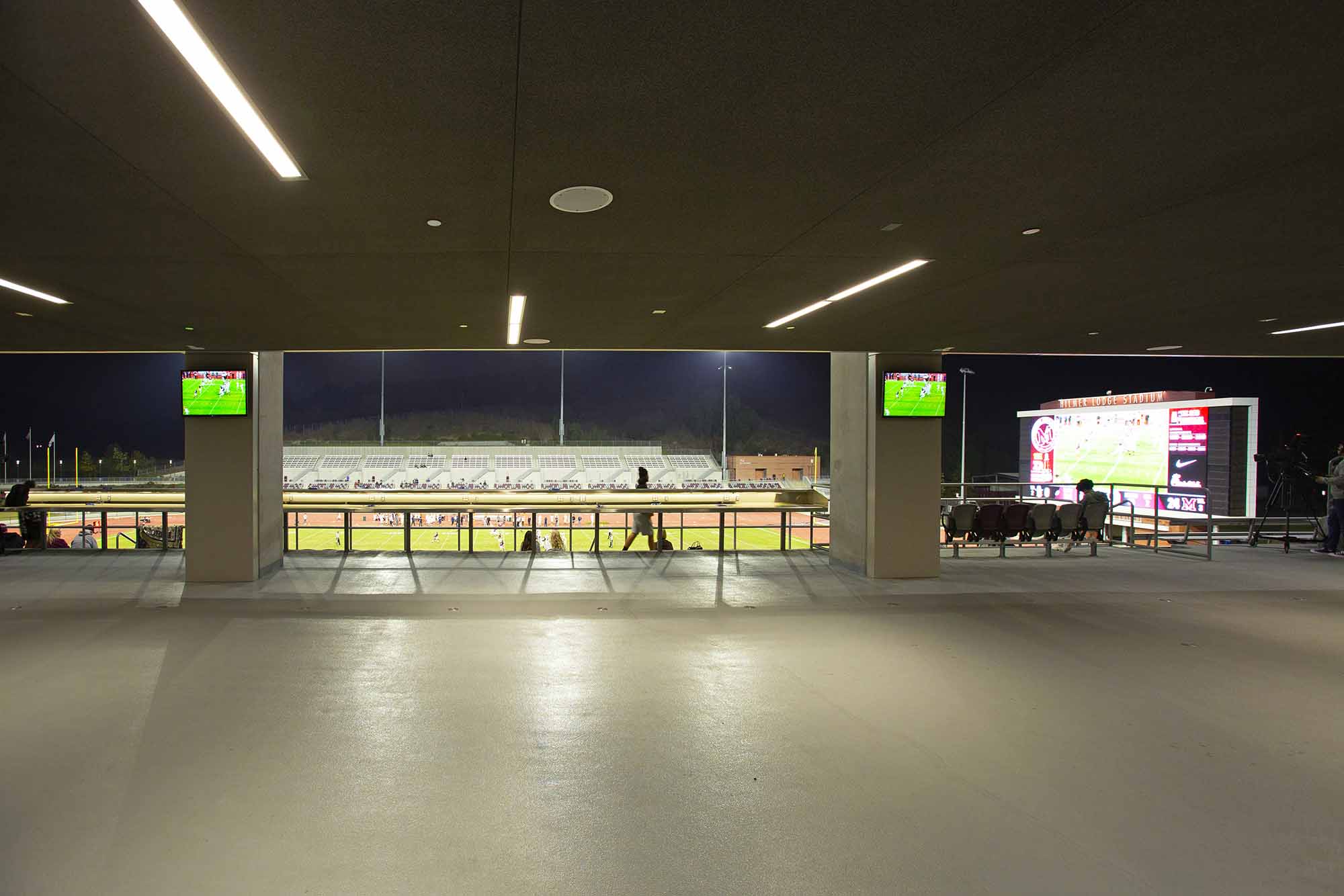 Une terrasse à ciel ouvert offre une vue imprenable sur les matchs de football américain et les compétitions d'athlétisme. Les écrans placés au mur offrent une meilleure visibilité avec des zooms et des statistiques sur les participants. La terrasse est aussi utilisée comme espace exclusif pour l'organisation d'événements.