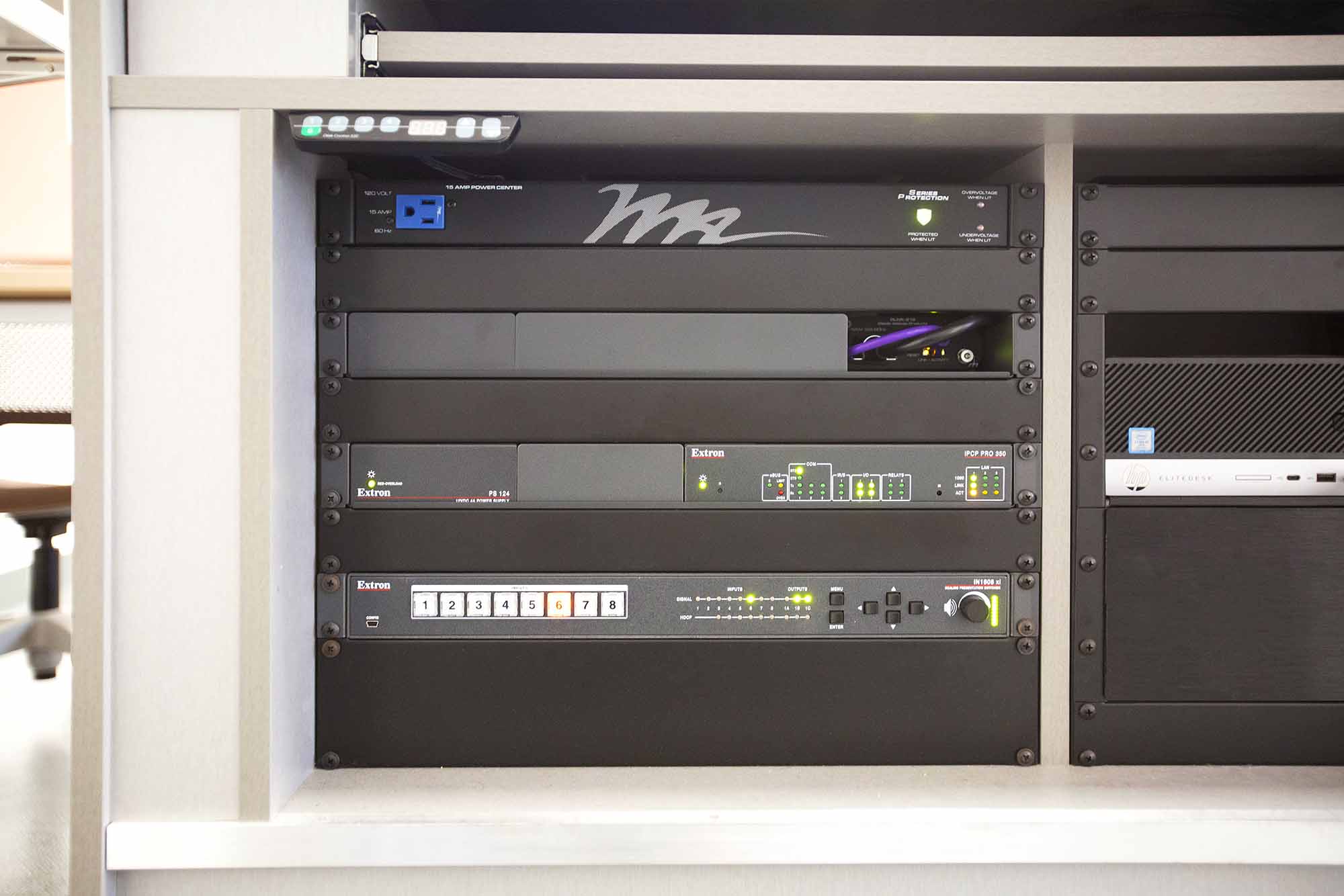 Des espaces comme les salles de classe pour l'apprentissage actif et les diverses salles de réunion incluent un sélecteur de présentation Extron placé dans un rack.