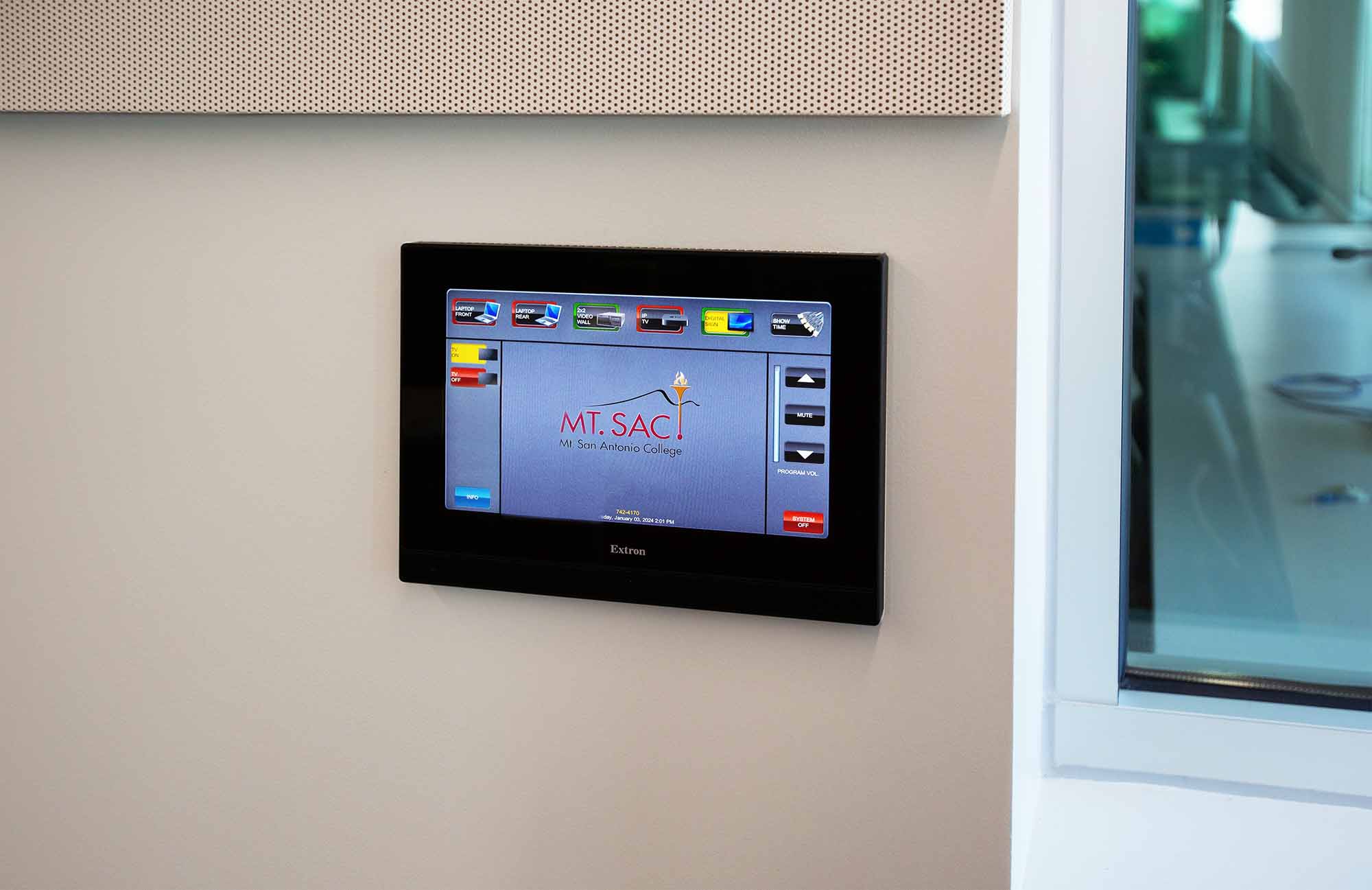 Les écrans tactiles TouchLink Pro sont placés au mur dans divers lieux comme l'espace VIP, fournissant un fonctionnement intuitif du système audiovisuel sans nécessiter l'intervention d'un spécialiste.
