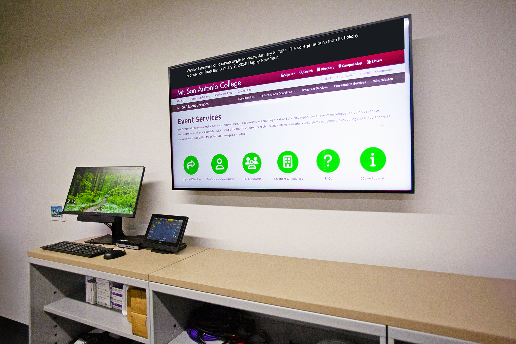 The operations room located behind the box office features a wall display that lists general information for employees. It is operated using a TouchLink Pro tabletop touchpanel on the adjacent storage unit.