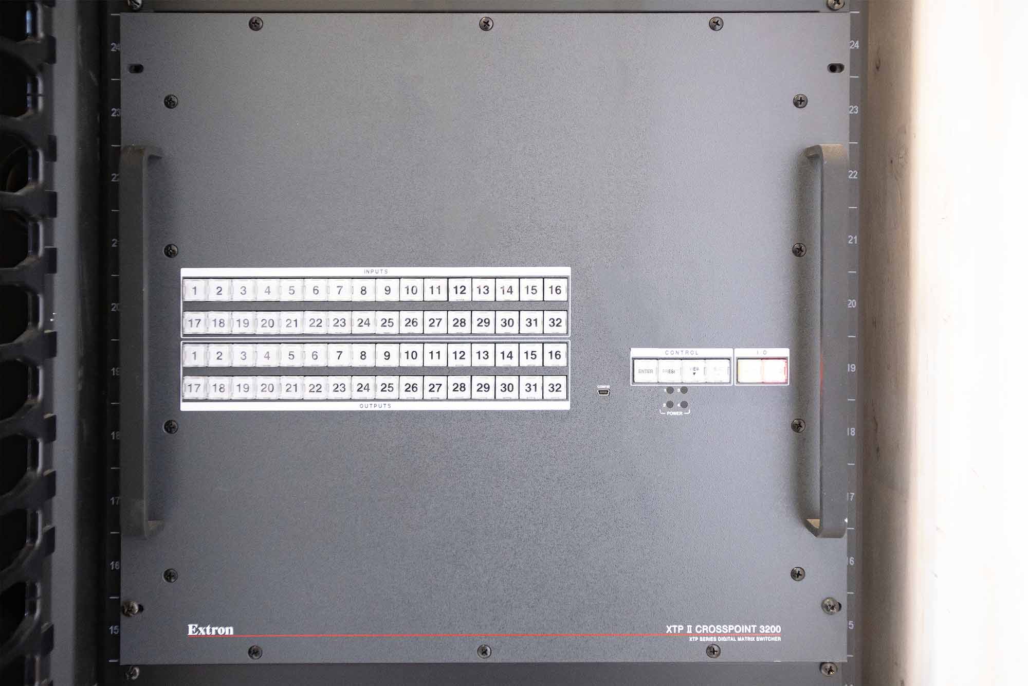 Les quatre grilles de commutation XTP II CrossPoint qui forment l'architecture du système audiovisuel du complexe sportif sont montées en rack dans les salles de contrôle aux rez‑de‑chaussée, premier, et troisième étages.