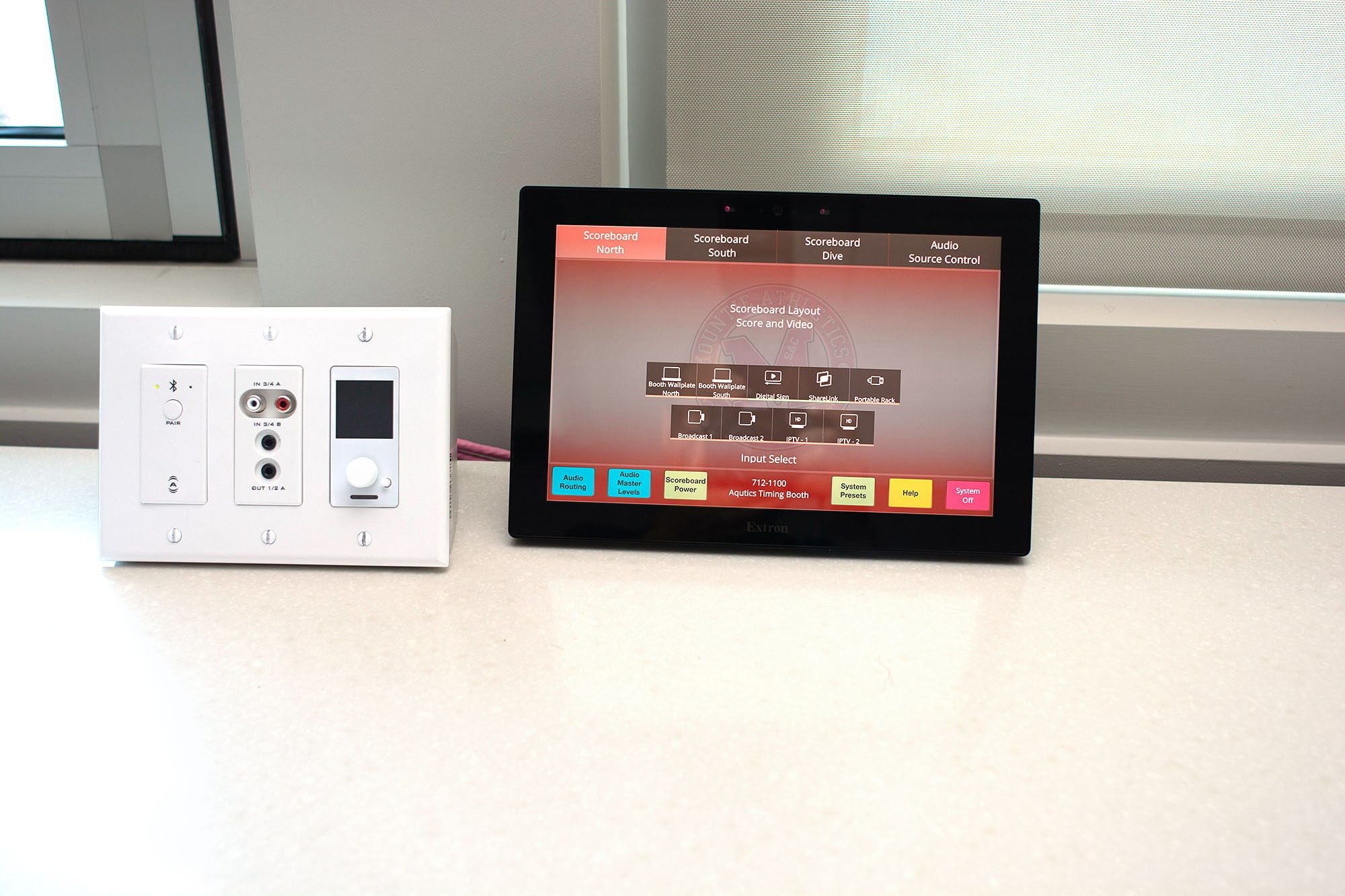 Les sélections effectuées sur l'écran tactile TouchLink Pro Extron dans la cabine de chronométrage permettent d'envoyer les scores, les statistiques des sportifs, et bien plus encore vers un ou plusieurs écrans.