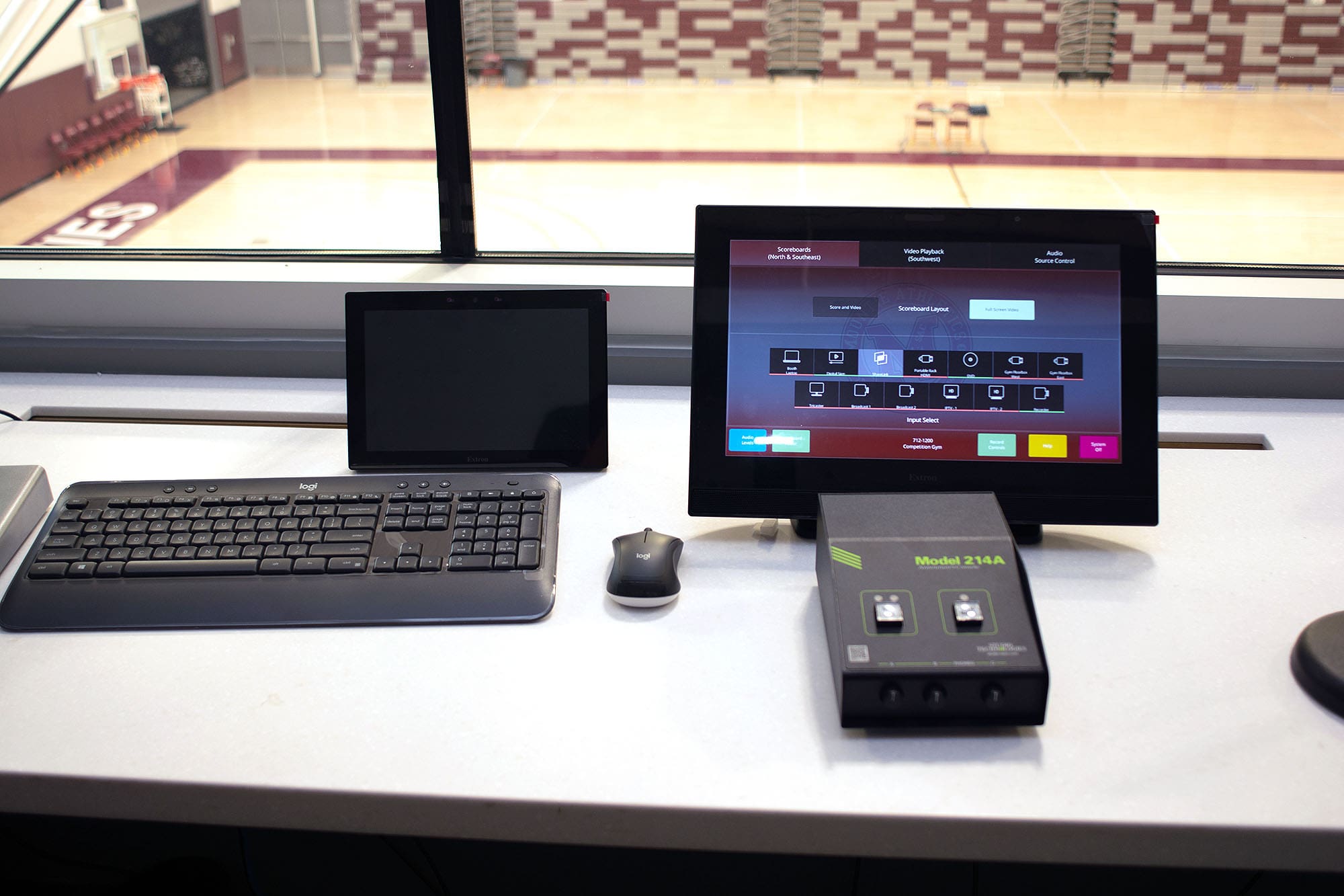 L'écran tactile TouchLink Pro Extron situé dans la cabine de presse permet de prévisualiser le contenu avant sa distribution et son extension via NAV, y compris sa diffusion.