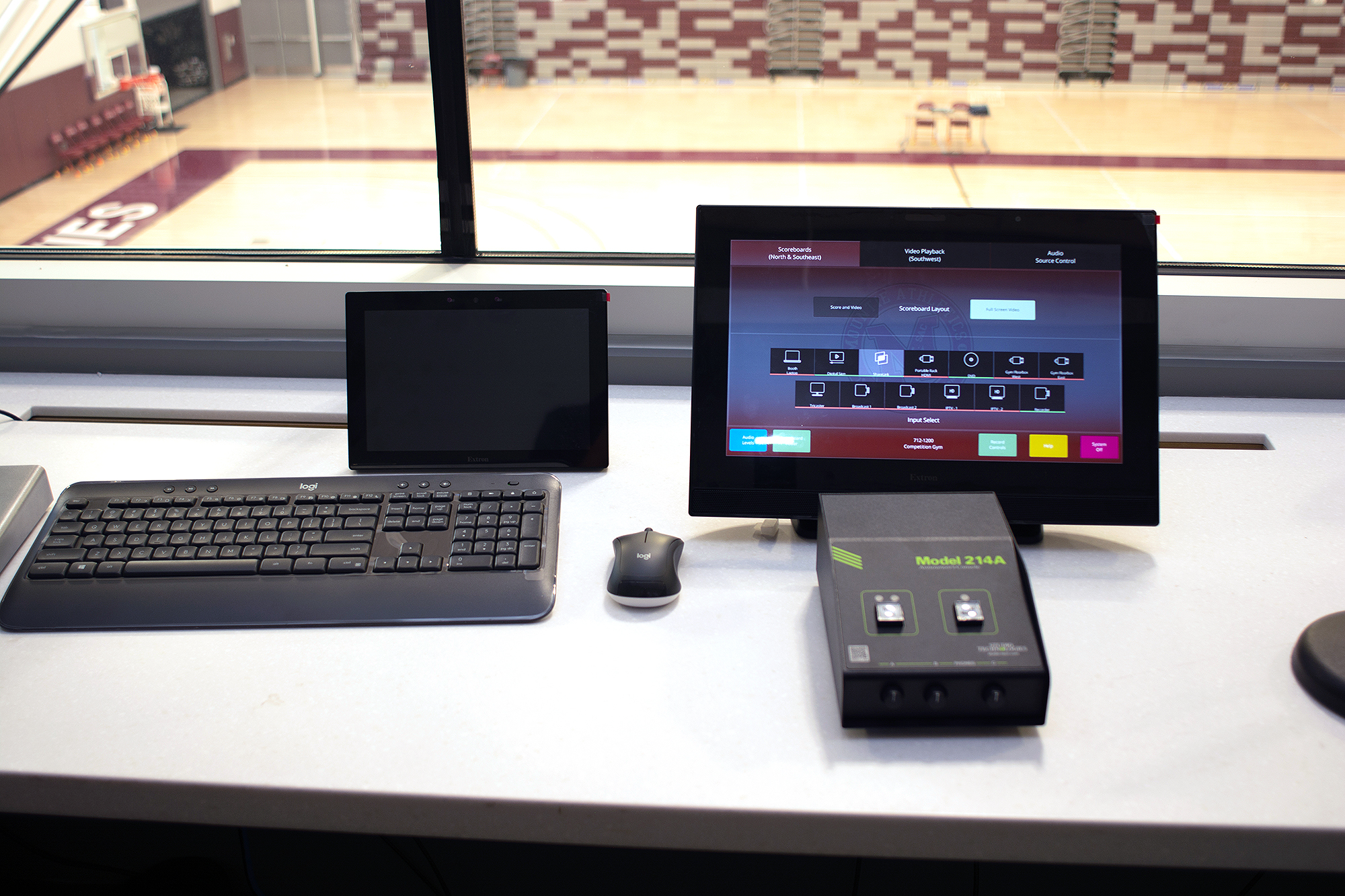 The Extron TouchLink Pro touchpanel in the Press Box enables preview of the content prior to distribution and extension over NAV, including broadcasting.