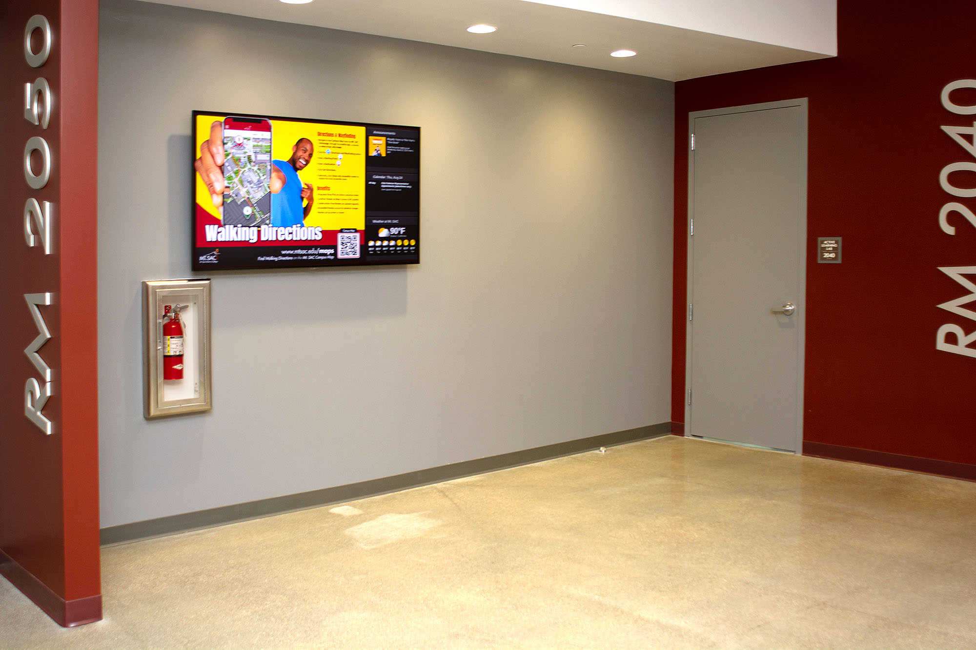 Les couloirs et les espaces communs comprennent une signalétique numérique pour les annonces du campus, l'orientation et l'information, et les événements à venir.