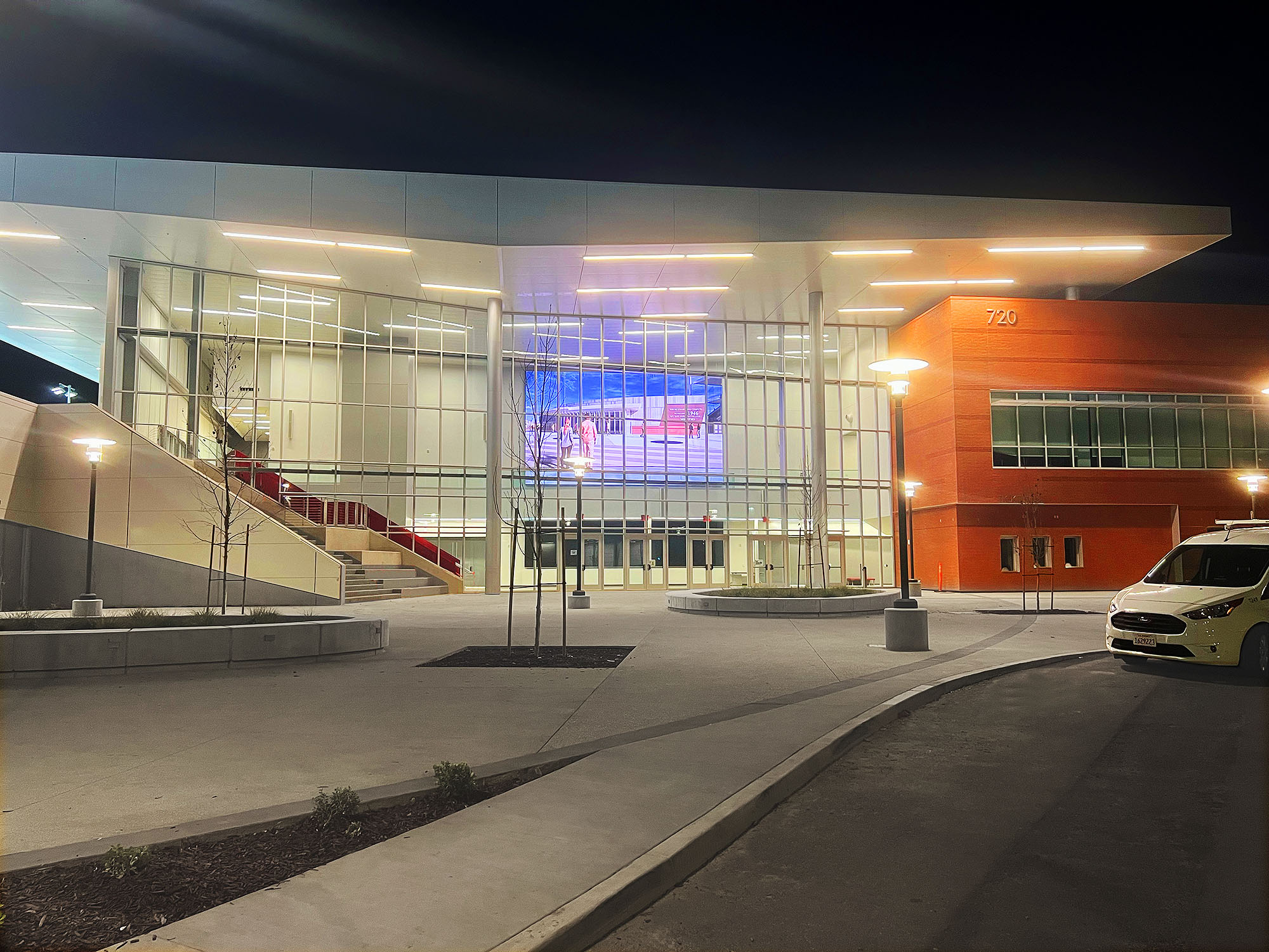 Le complexe sportif et aquatique vise à offrir un espace accueillant de jour comme de nuit, avec un hall saisissant avec des murs de verre, une passerelle entre les diverses zones, et des murs d'images à couper le souffle.
