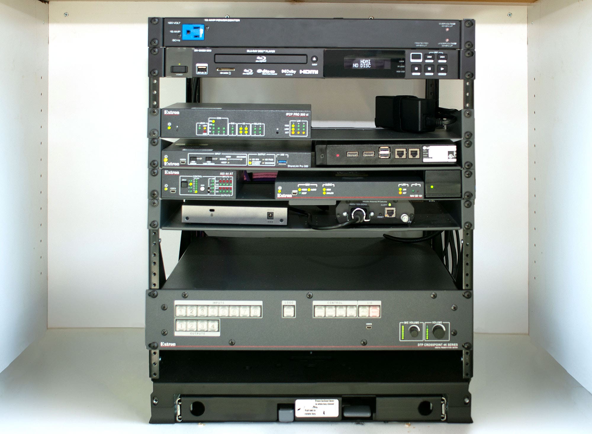 Pour faciliter les présentations sur invitation uniquement dans le salon VIP, son local technique comprend une grille de commutation de présentation DTP CrossPoint Extron et un système de contrôle IP Link Pro.
