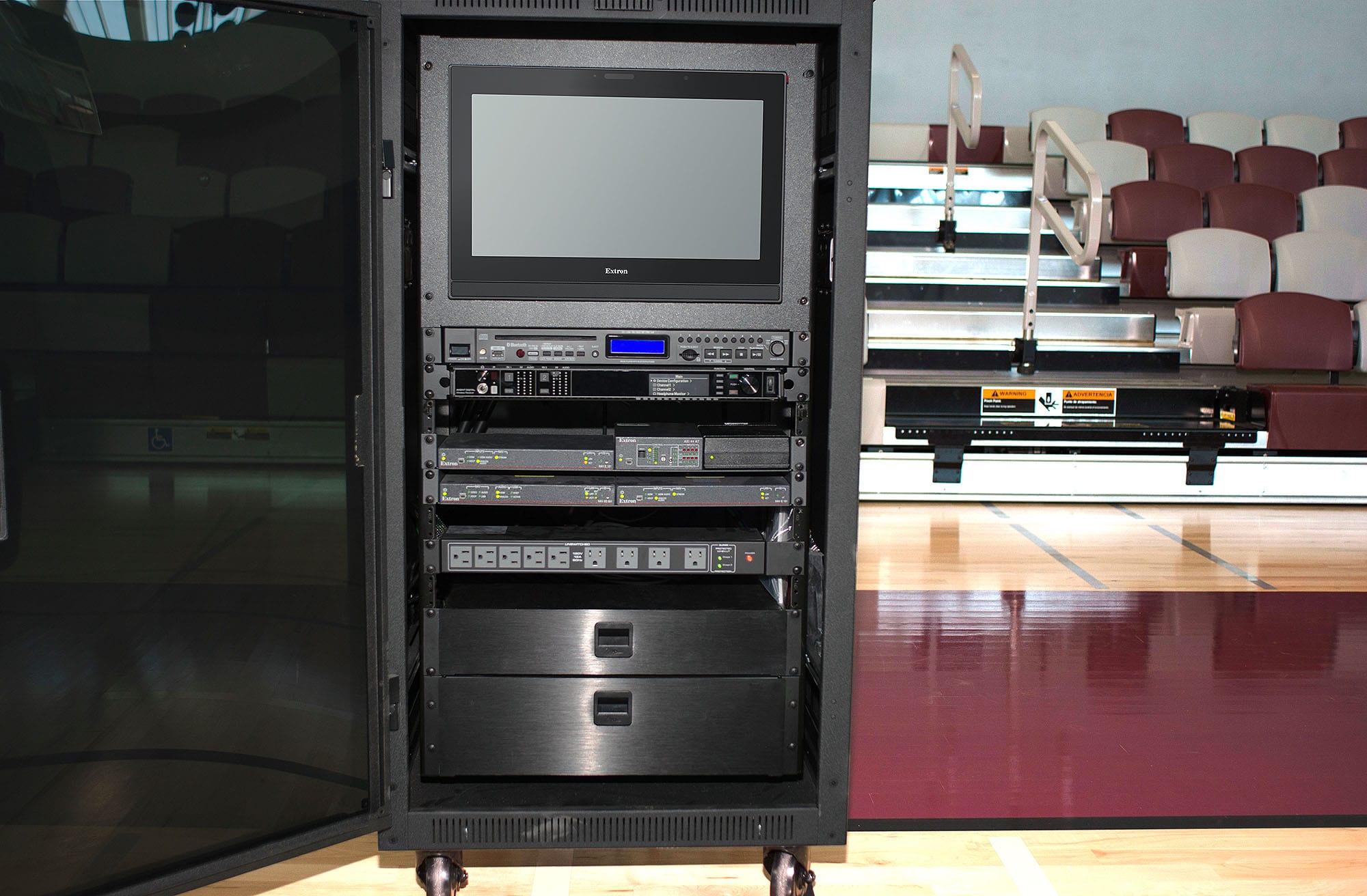 Les activités dans les deux gymnases sont supportées par des équipements audiovisuels installés sur des racks mobiles dans l'une des quatre salles de réseau du complexe. La mobilité permet d'accéder facilement aux sources et aux composants audiovisuels avec des connexions sur les panneaux avant et arrière. Le système NAV relie les systèmes réseau.