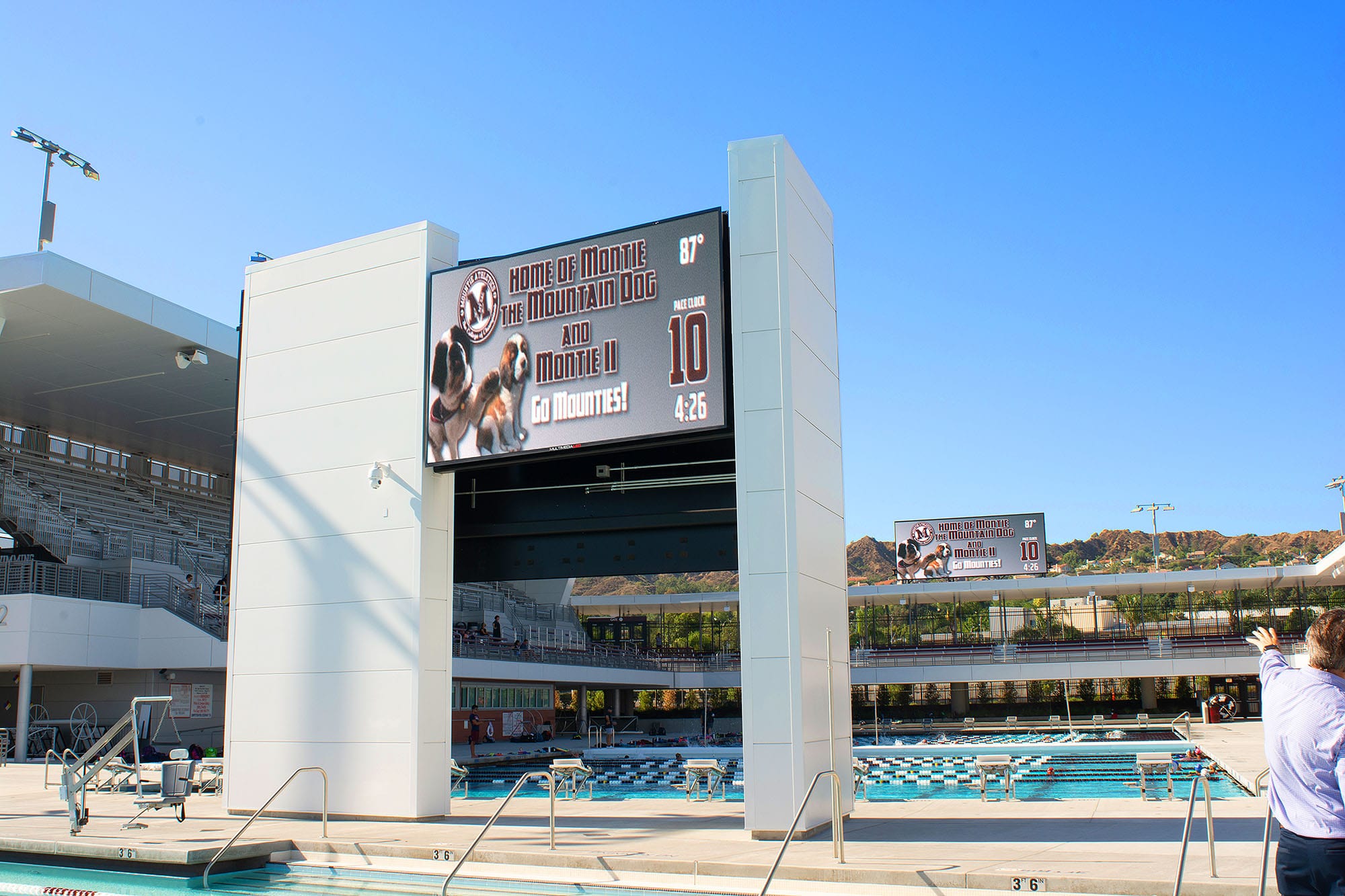 Le logiciel du tableau d'affichage pour la piscine principale inclut des exigences de résolutions uniques. L'installation d'un décodeur avec scaler NAV près du tableau d'affichage a facilement relevé ce défi.