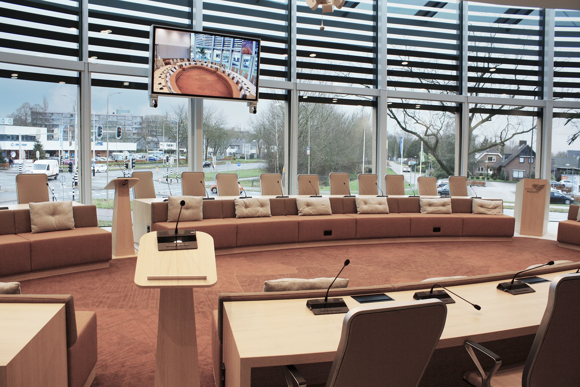 La nouvelle salle du conseil municipal est équipée des solutions vidéo et de contrôle Extron les plus récentes pour permettre le bon déroulement des réunions.