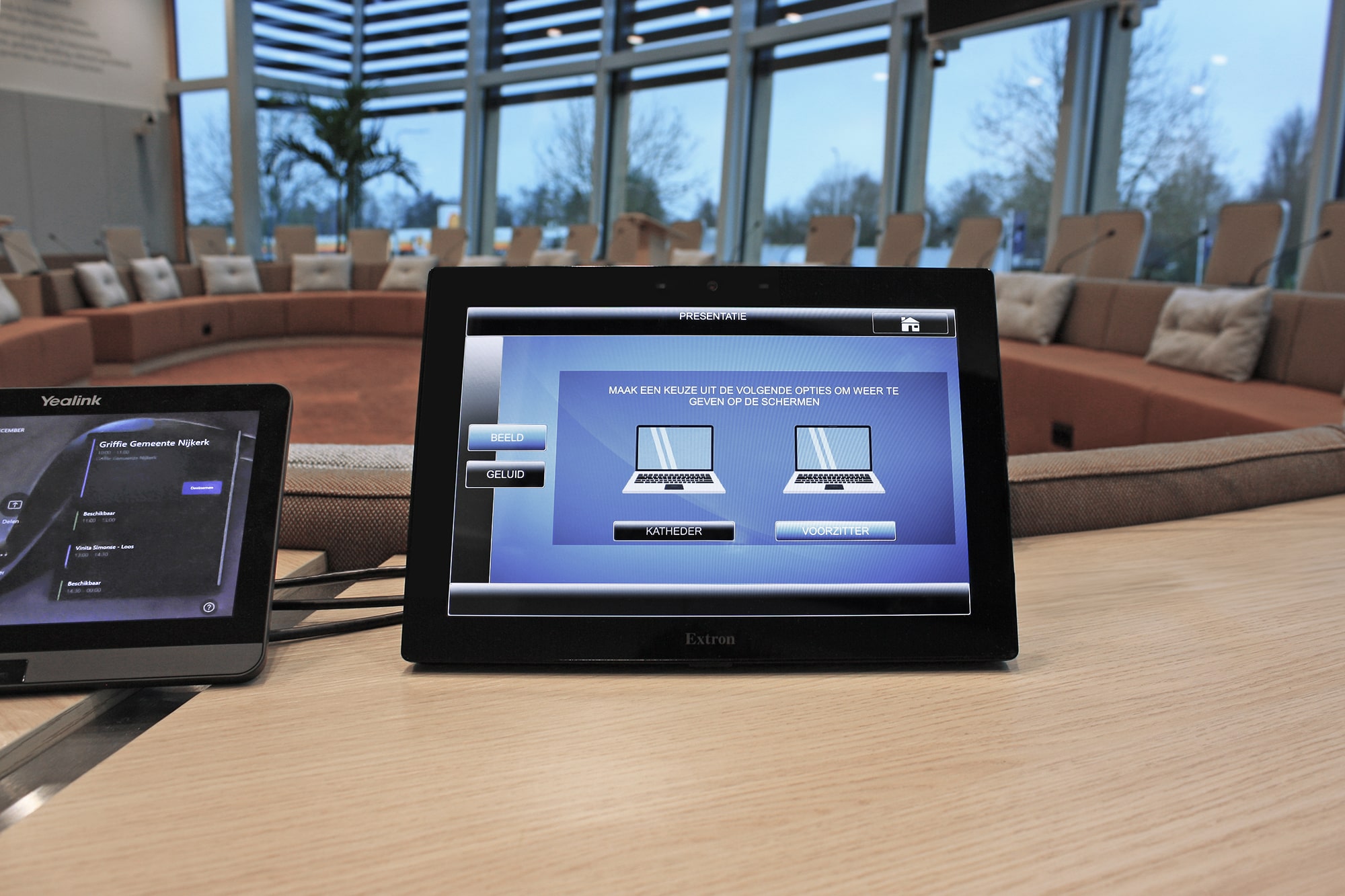 Le TouchLink Pro 1025M facilite le contrôle de l'audiovisuel dans la salle grâce à son interface intuitive et personnalisable.