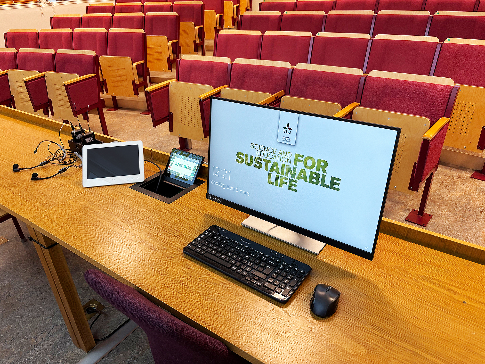 Vue rapprochée du bureau de l'enseignant montrant l'écran tactile Cable Cubby, qui offre un contrôle simplifié et une connectivité audiovisuelle dans une interface compacte.