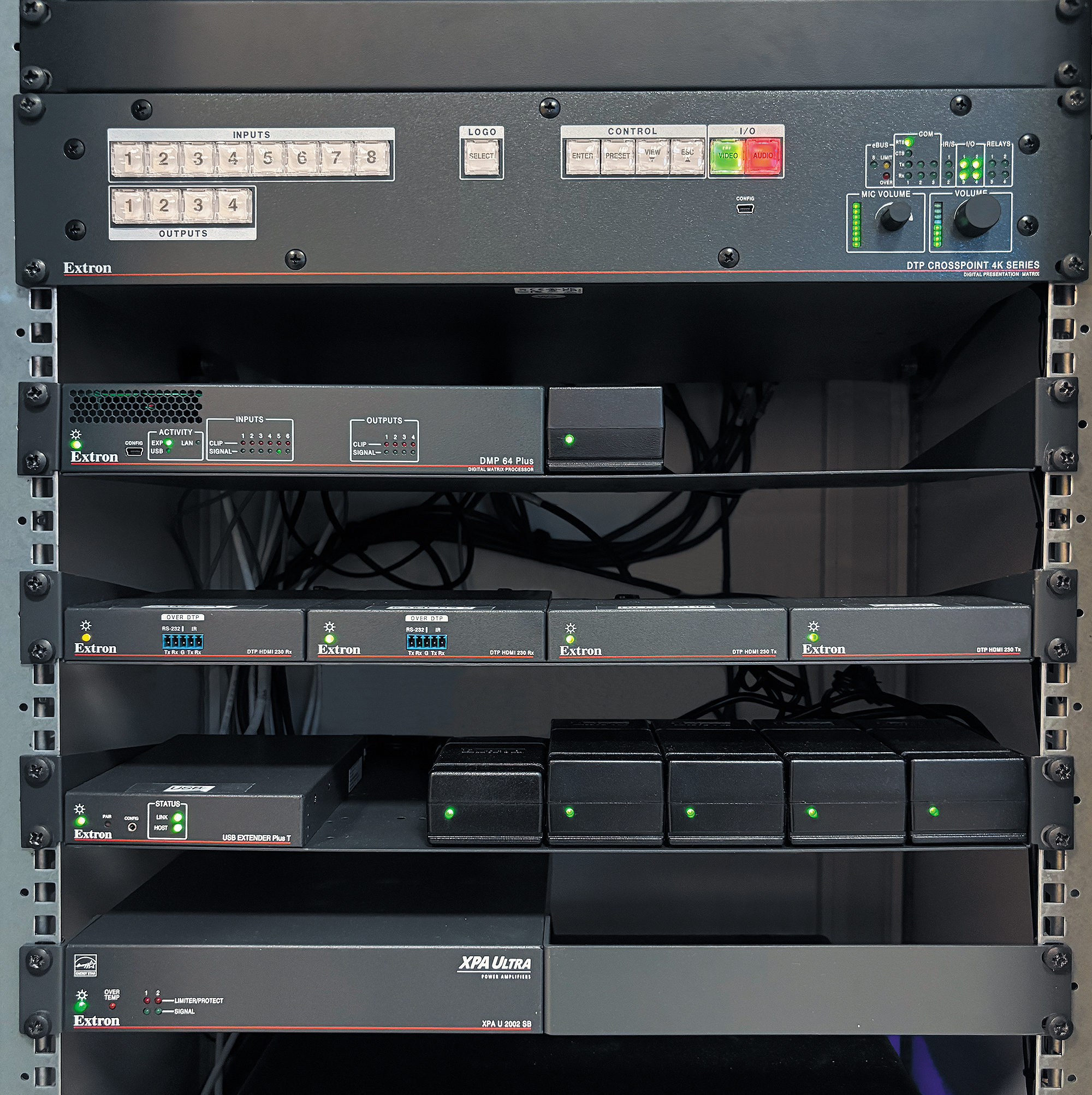 Le système audiovisuel de la salle de classe est géré depuis un rack parfaitement intégré, qui comprend la DTP CrossPoint 84 4K IPCP Q SA, les extendeurs DTP, l'USB Extender Plus, le processeur audio DMP 64 Plus, et l'amplificateur XPA U 2002 SB.