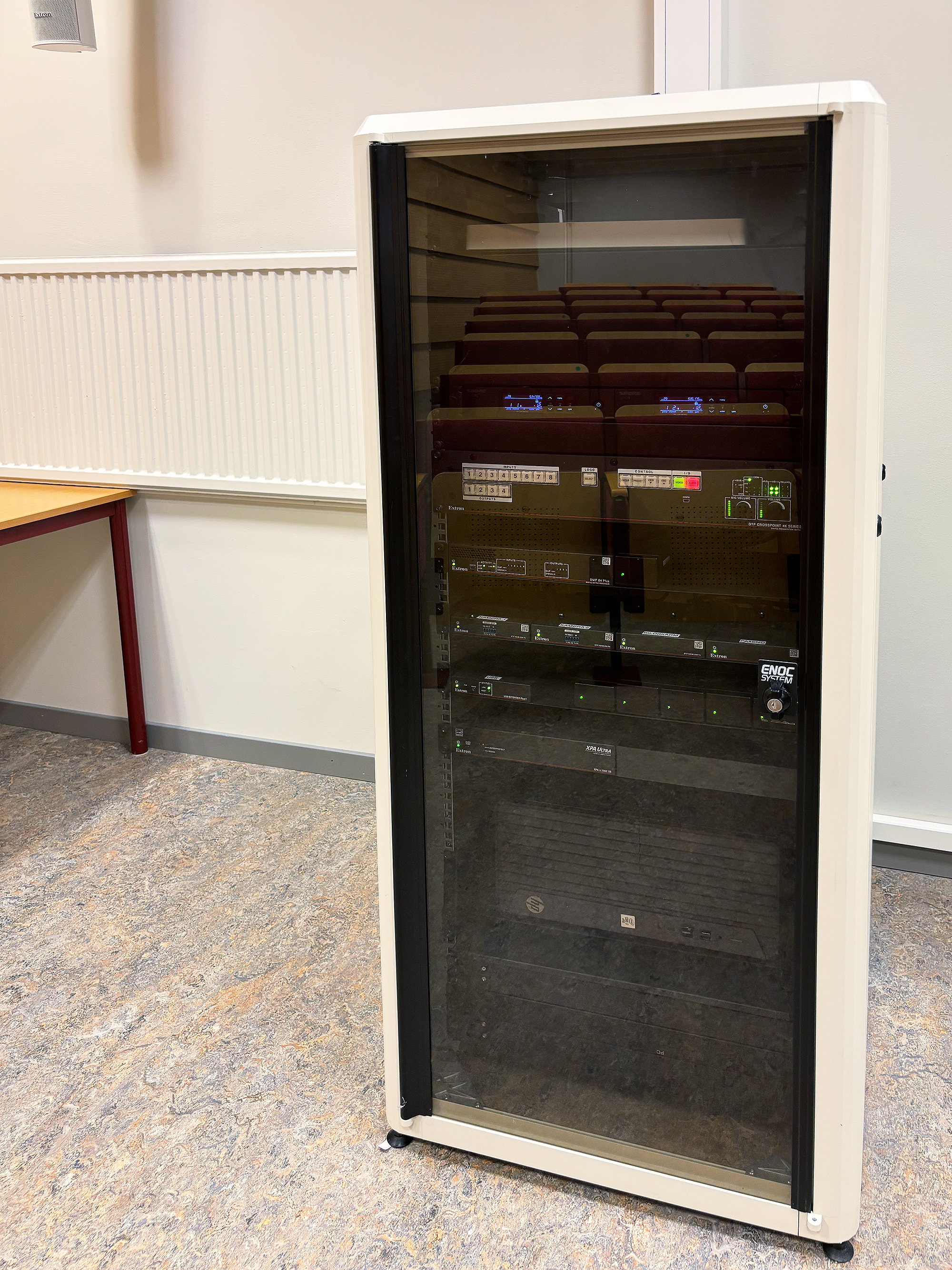 Doté d'une porte vitrée verrouillable pour une meilleure accessibilité et une protection renforcée, le rack d'équipement abrite les équipements Extron indispensables aux fonctionnalités audiovisuelles de la salle.