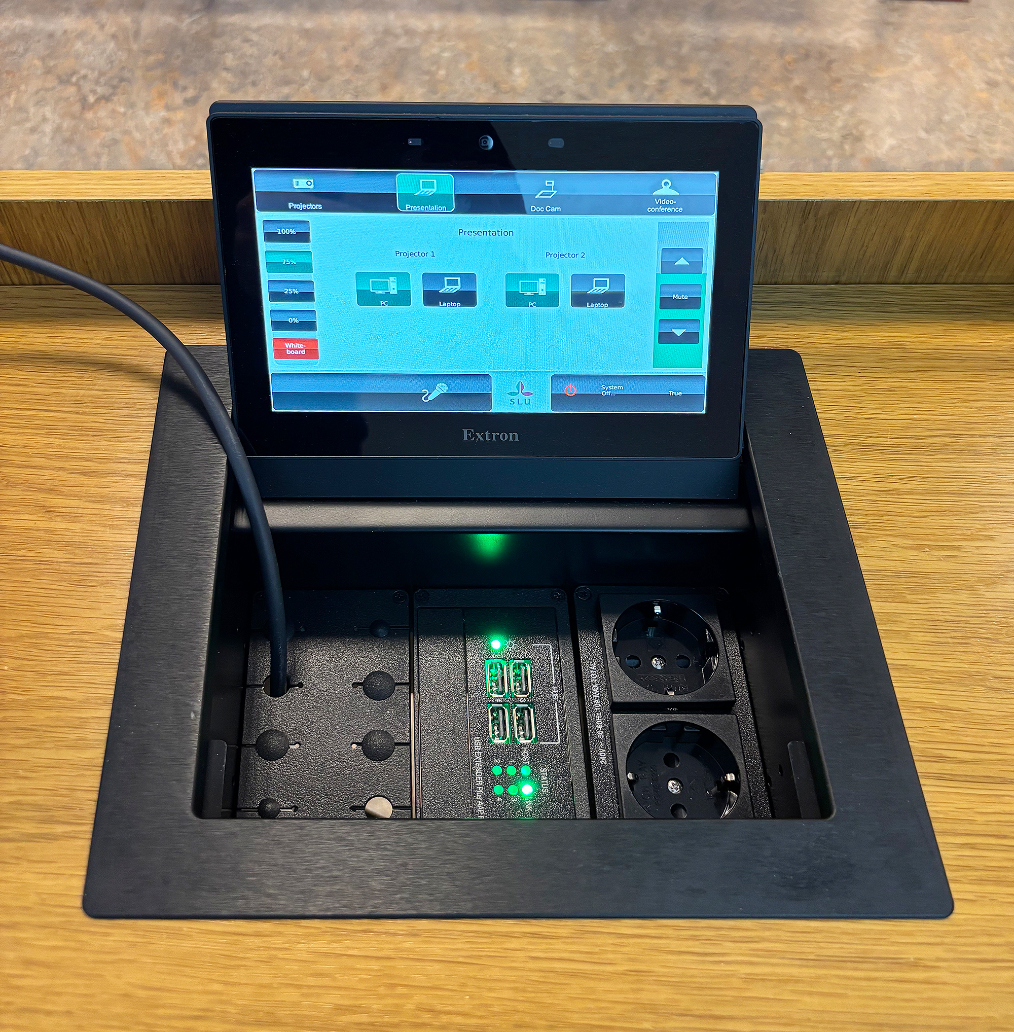 L'écran tactile Cable Cubby TLP Pro 725C offre aux enseignants une interface intuitive haute en couleur pour sélectionner les sources audiovisuelles et contrôler facilement les fonctions du système.